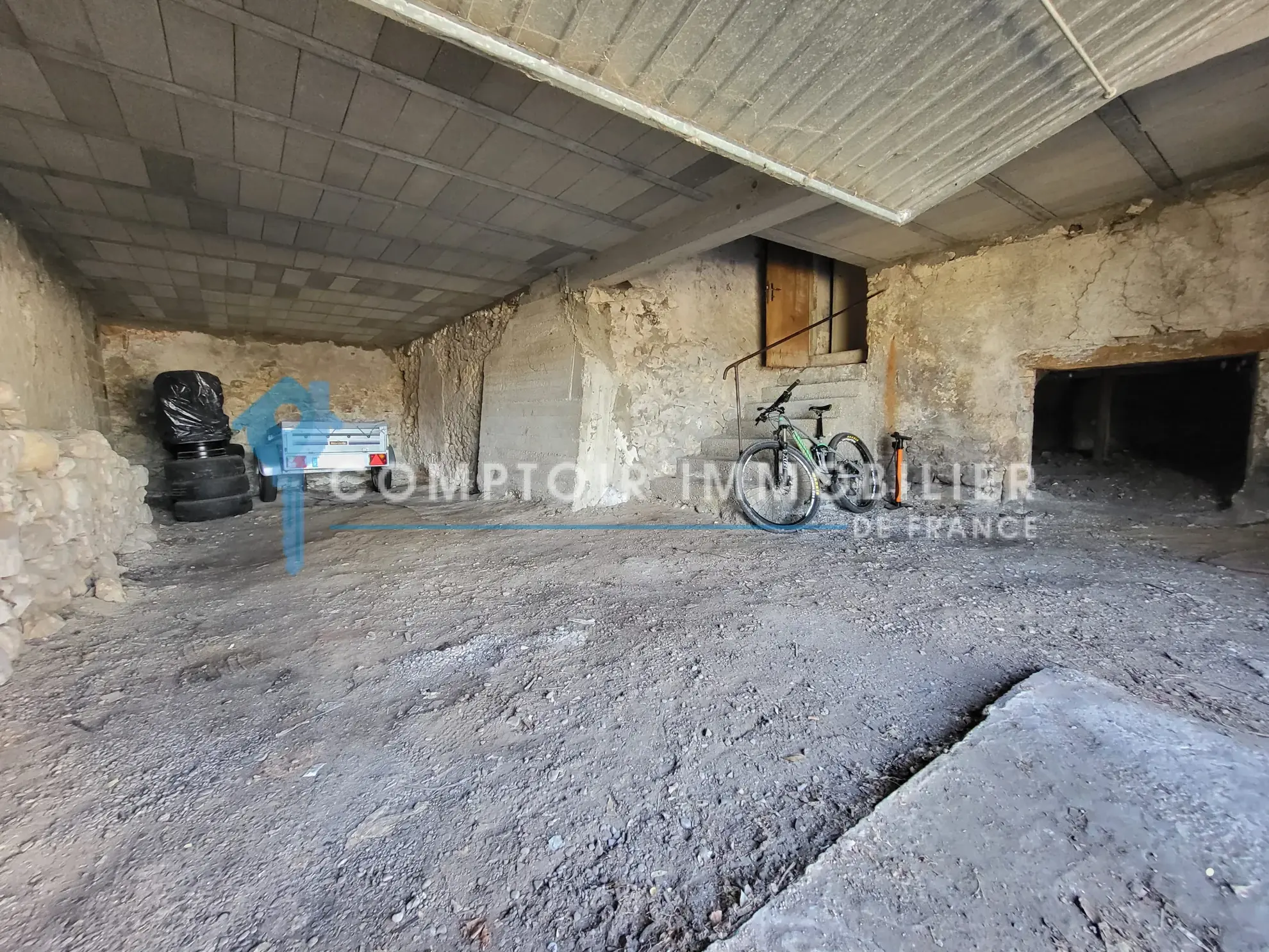 Maison de ville de 145m² à Livron-sur-Drôme avec garage et potentiel à moderniser 