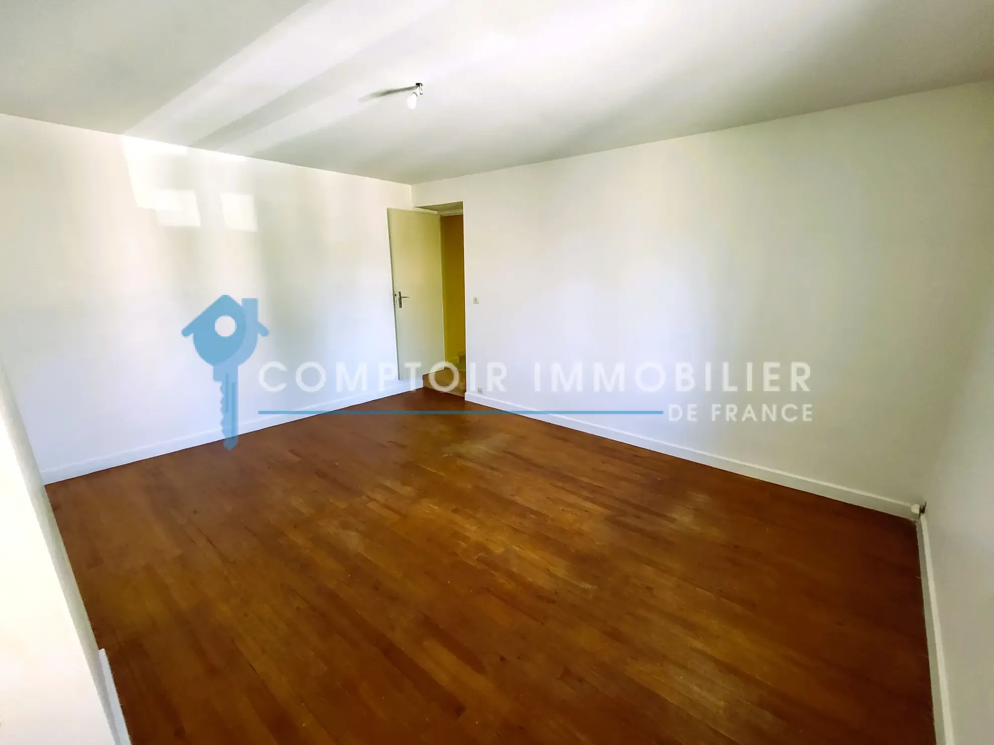 Maison de ville de 145m² à Livron-sur-Drôme avec garage et potentiel à moderniser 