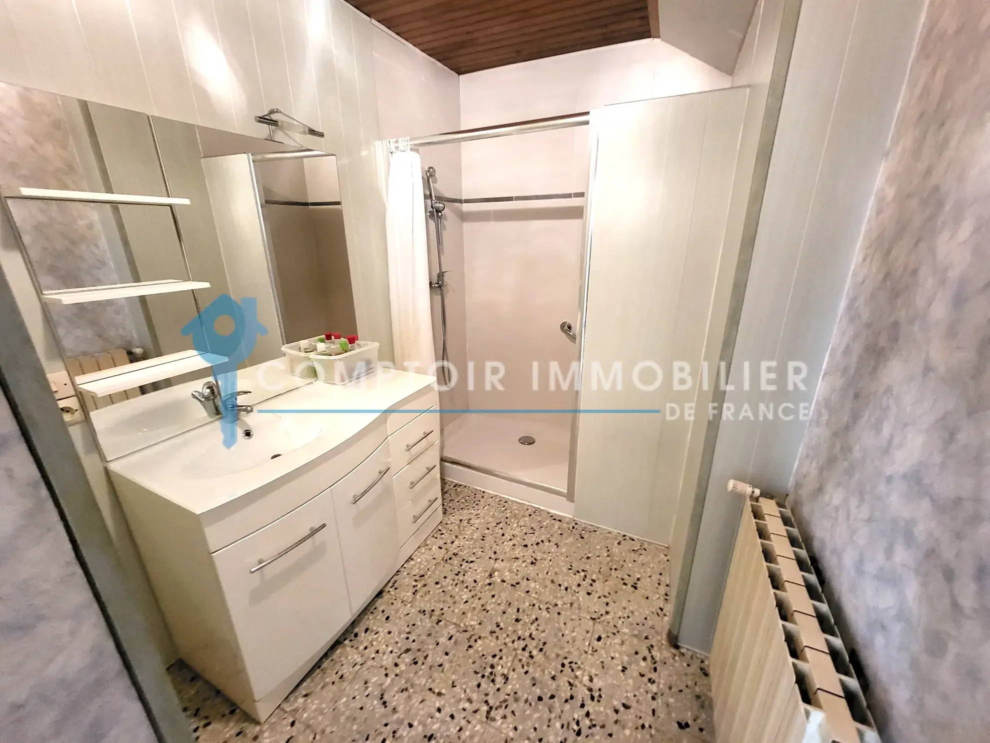 Maison de ville de 145m² à Livron-sur-Drôme avec garage et potentiel à moderniser 