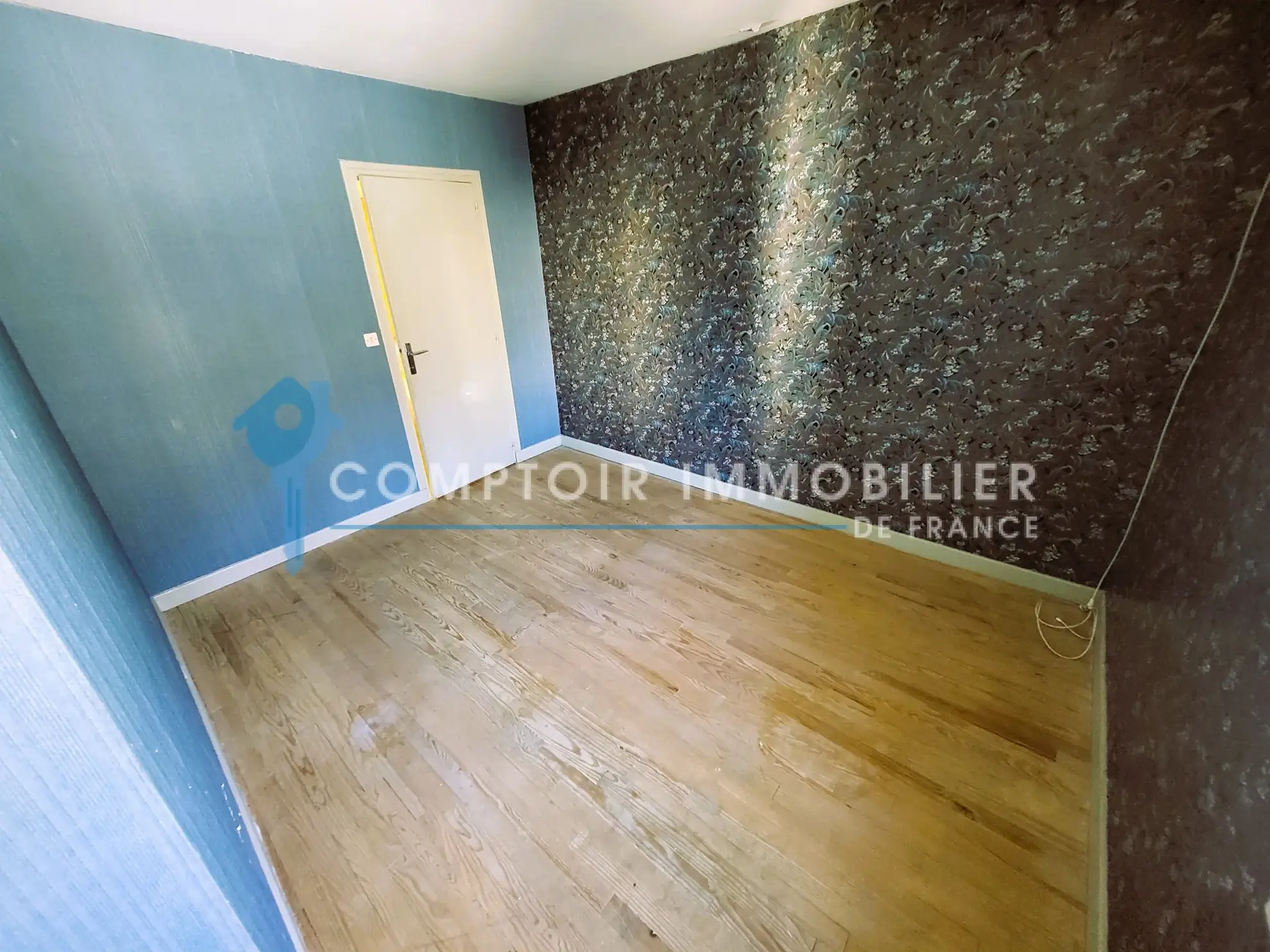 Maison de ville de 145m² à Livron-sur-Drôme avec garage et potentiel à moderniser 