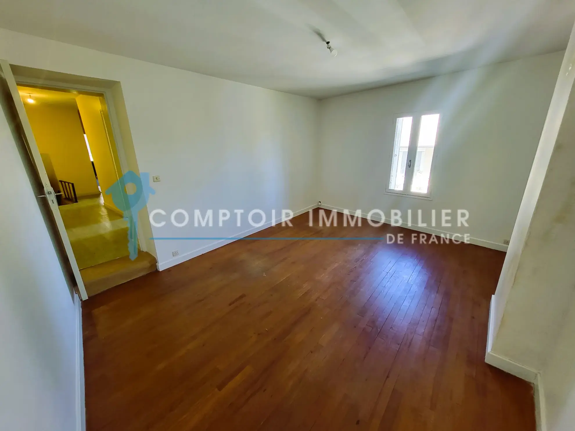 Maison de ville de 145m² à Livron-sur-Drôme avec garage et potentiel à moderniser 