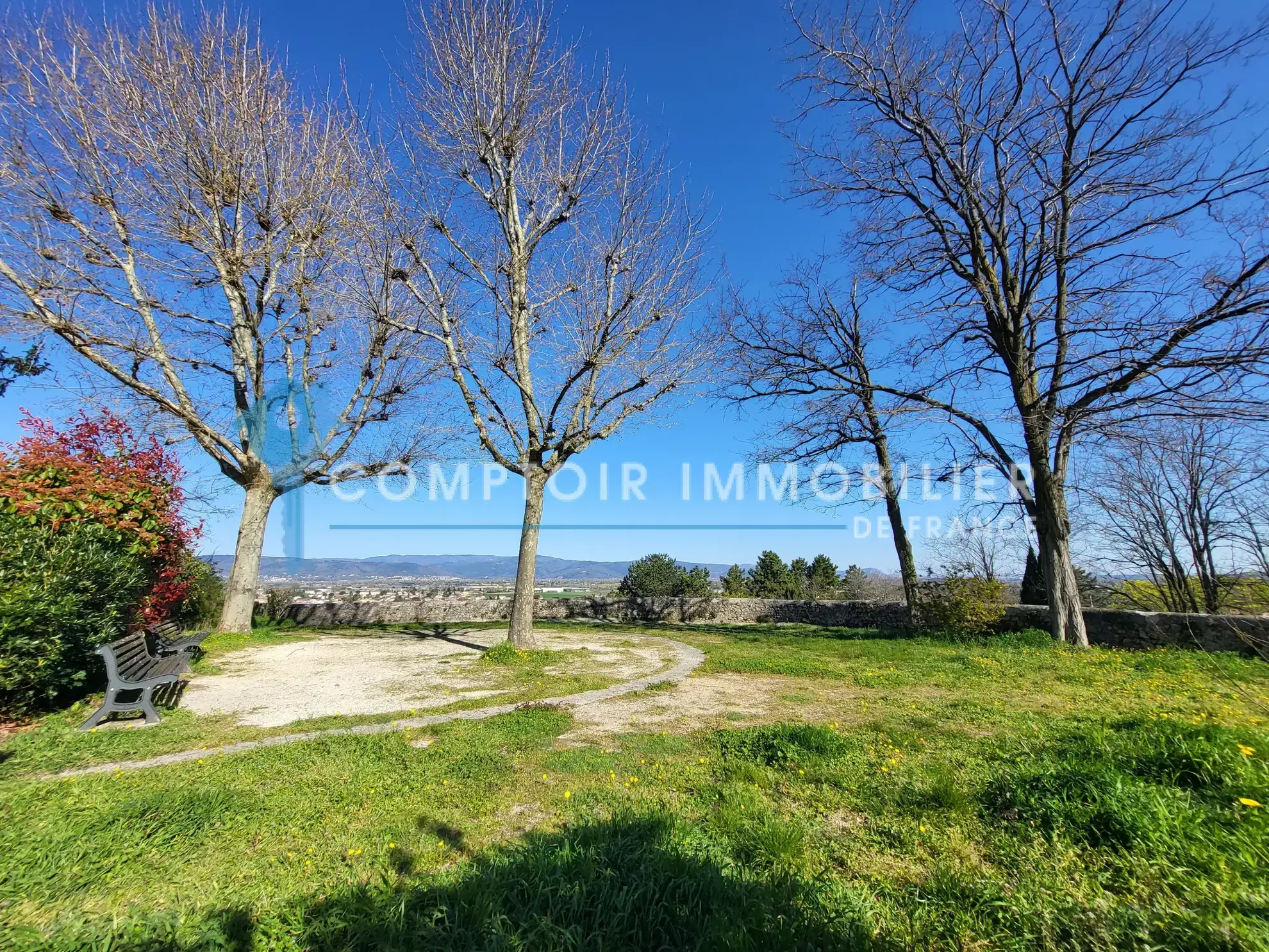 Maison de ville de 145m² à Livron-sur-Drôme avec garage et potentiel à moderniser 