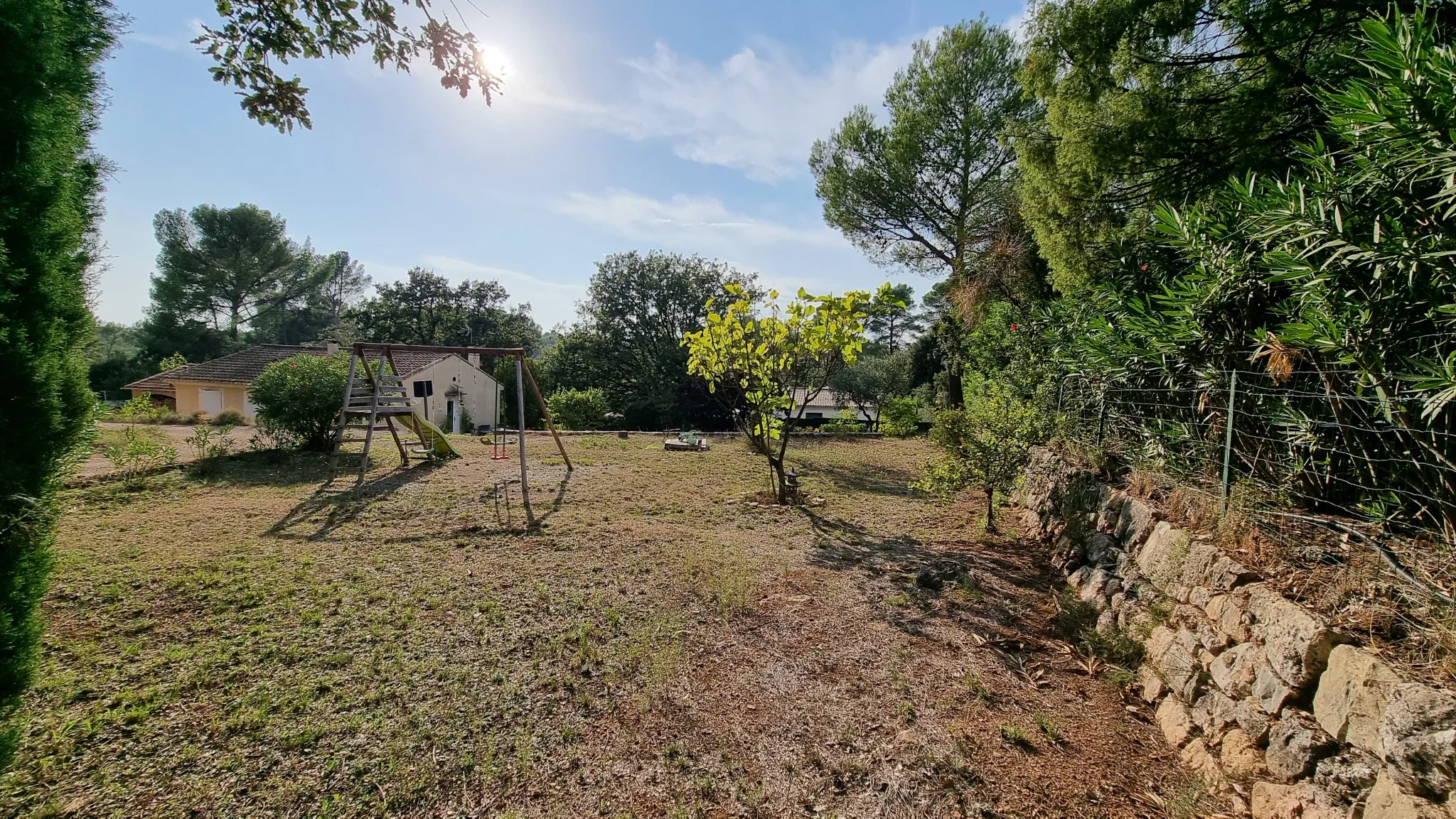 Terrain constructible de 900 m² à Flayosc, idéal pour votre projet de maison en Provence 