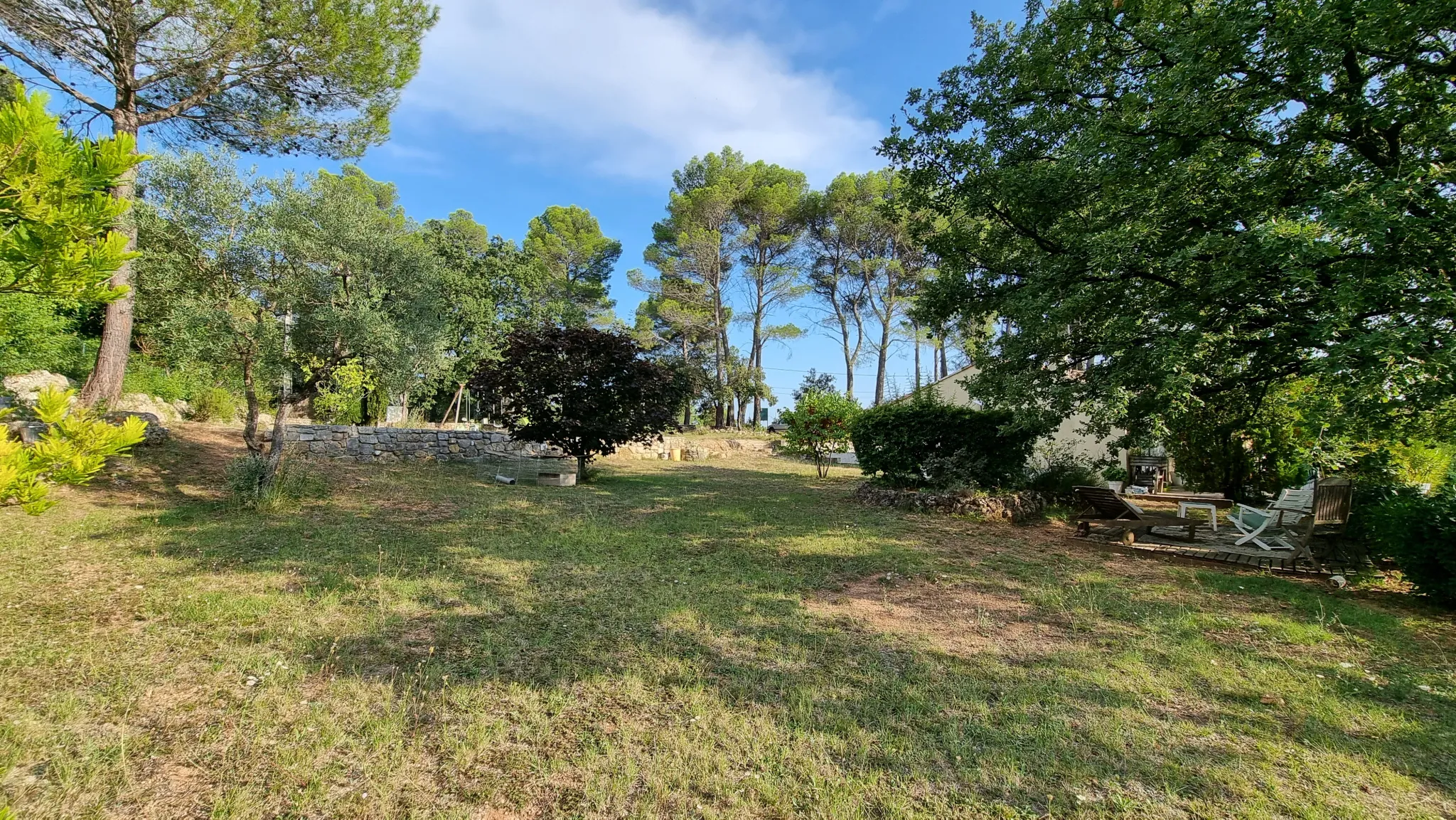 Terrain constructible de 900 m² à Flayosc, idéal pour votre projet de maison en Provence 