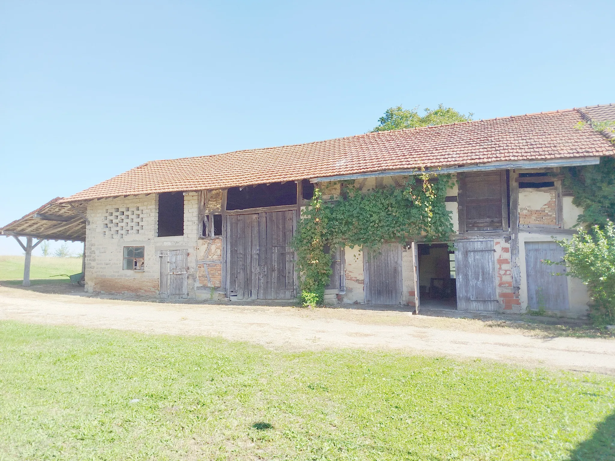 Villa de 106 m² en plain-pied avec dépendances à Saint Trivier de Courtes 