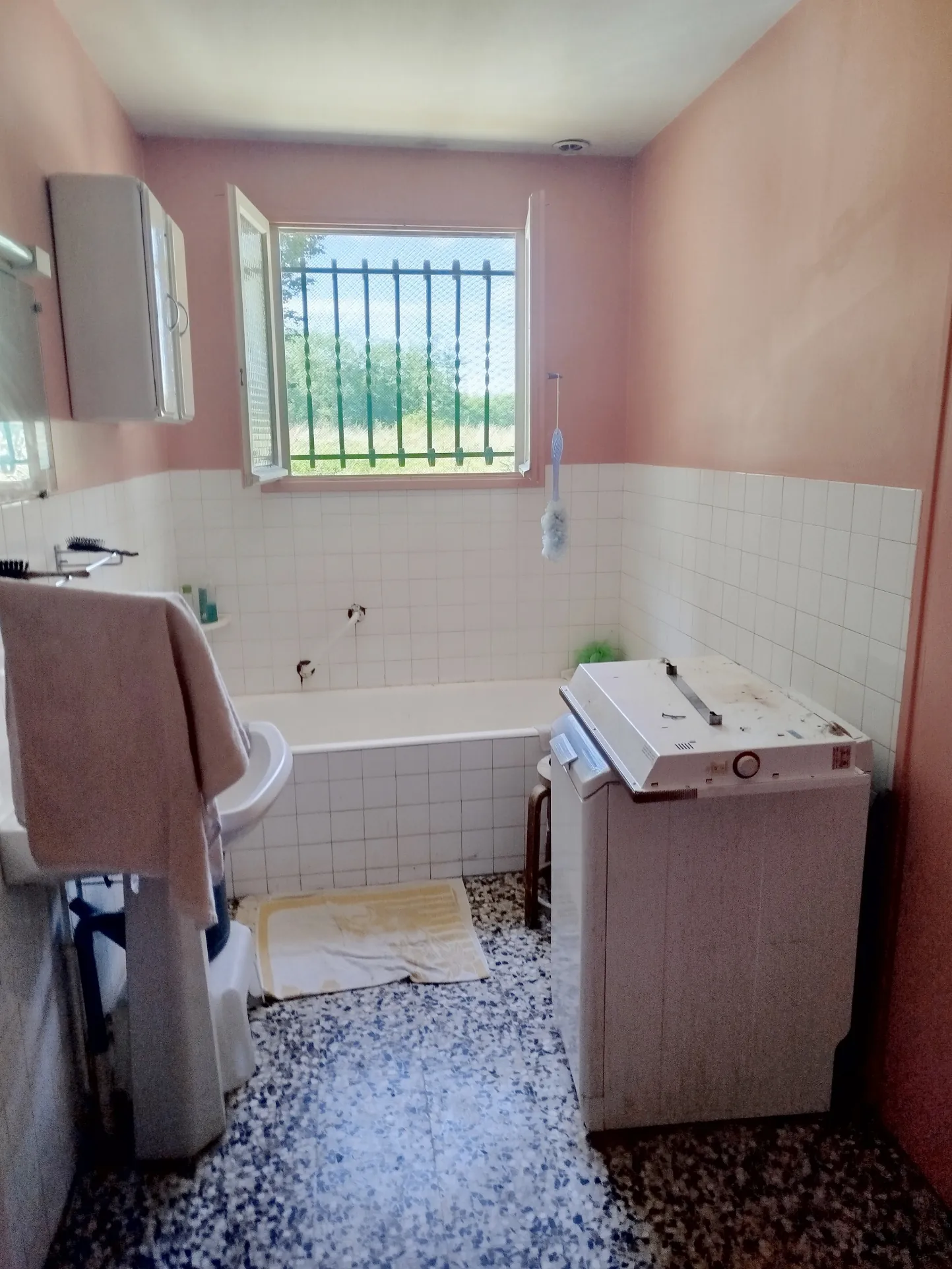 Villa de 106 m² en plain-pied avec dépendances à Saint Trivier de Courtes 