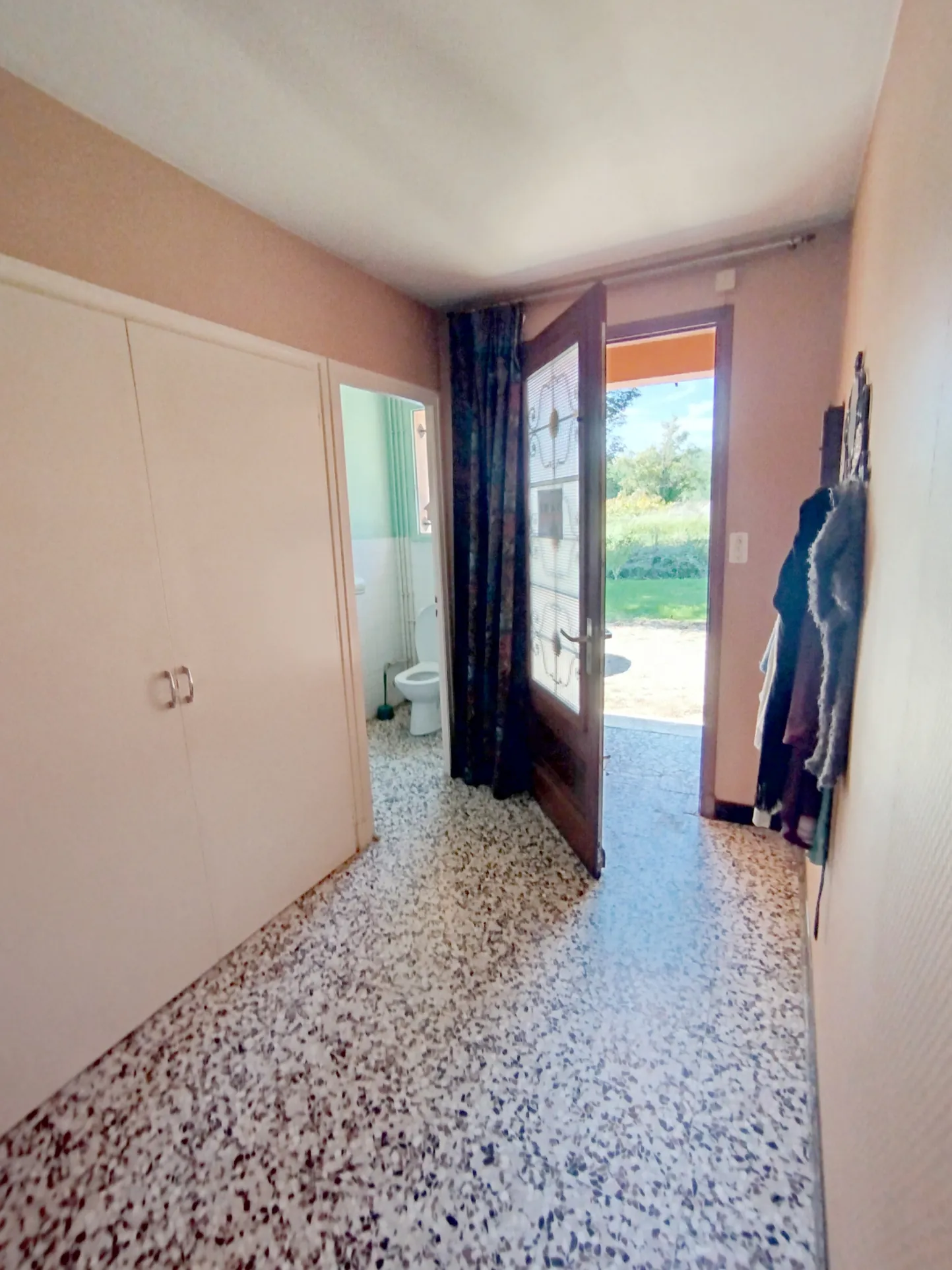 Villa de 106 m² en plain-pied avec dépendances à Saint Trivier de Courtes 