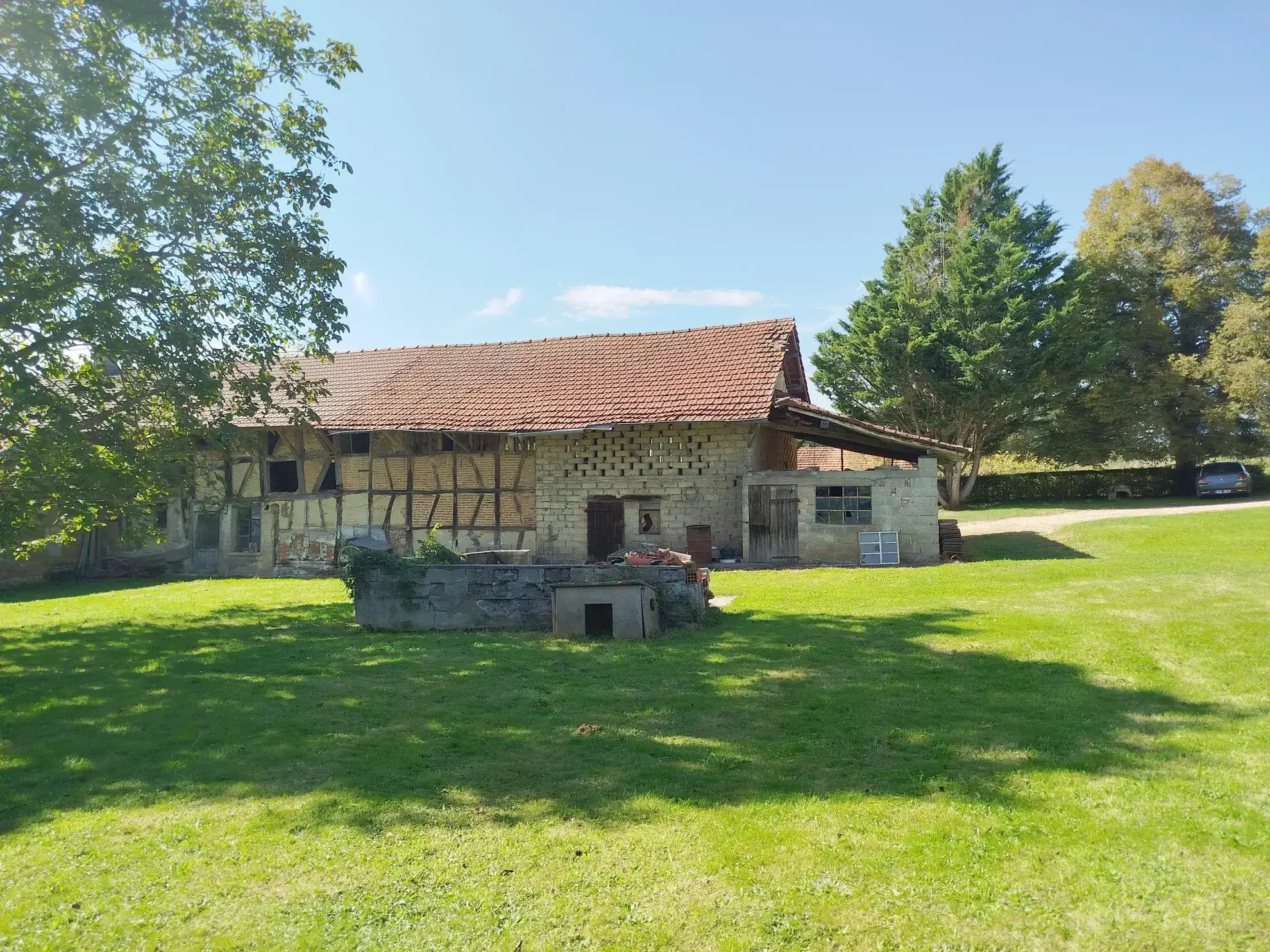 Villa de 106 m² en plain-pied avec dépendances à Saint Trivier de Courtes 