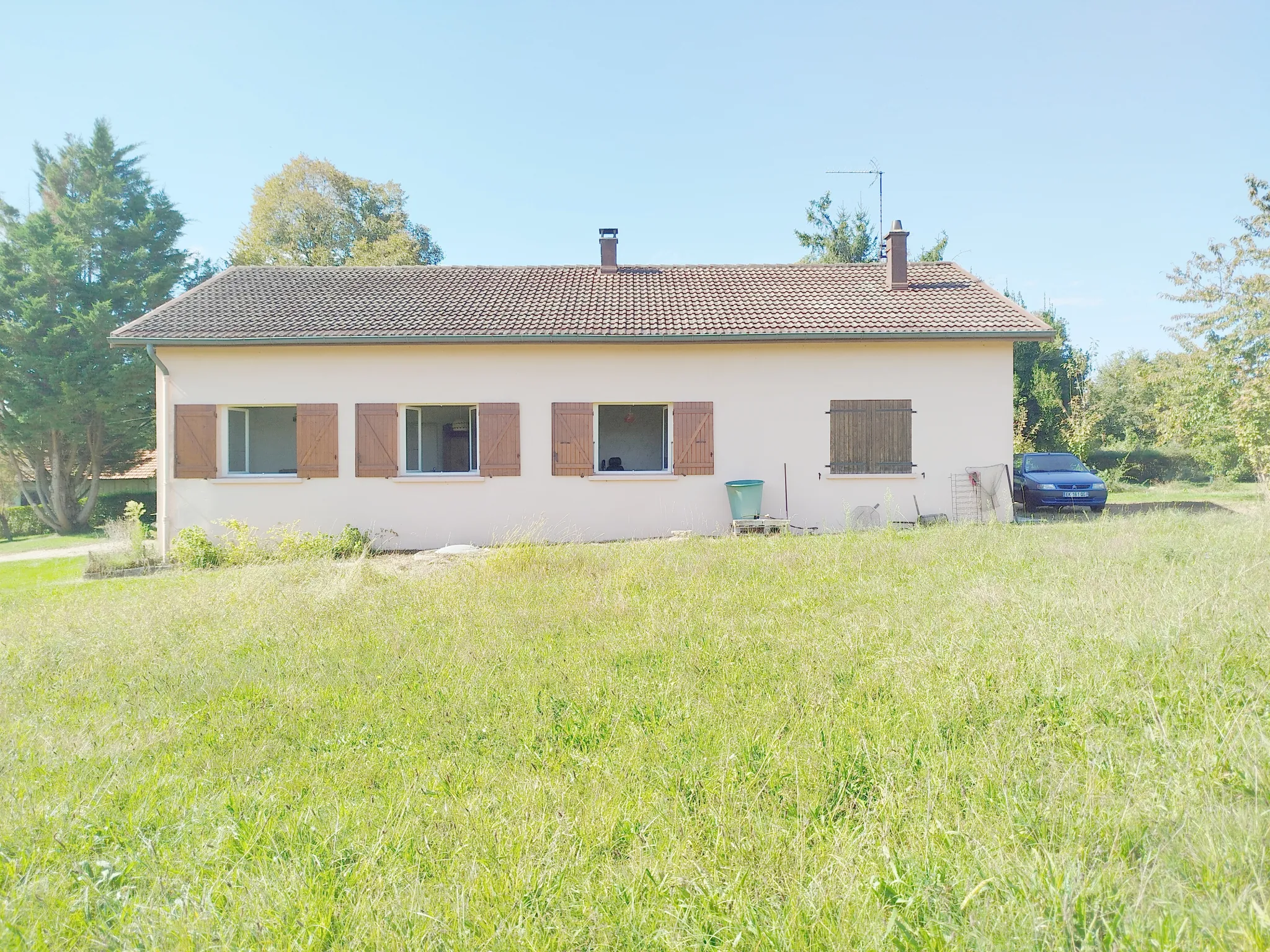 Villa de 106 m² en plain-pied avec dépendances à Saint Trivier de Courtes 