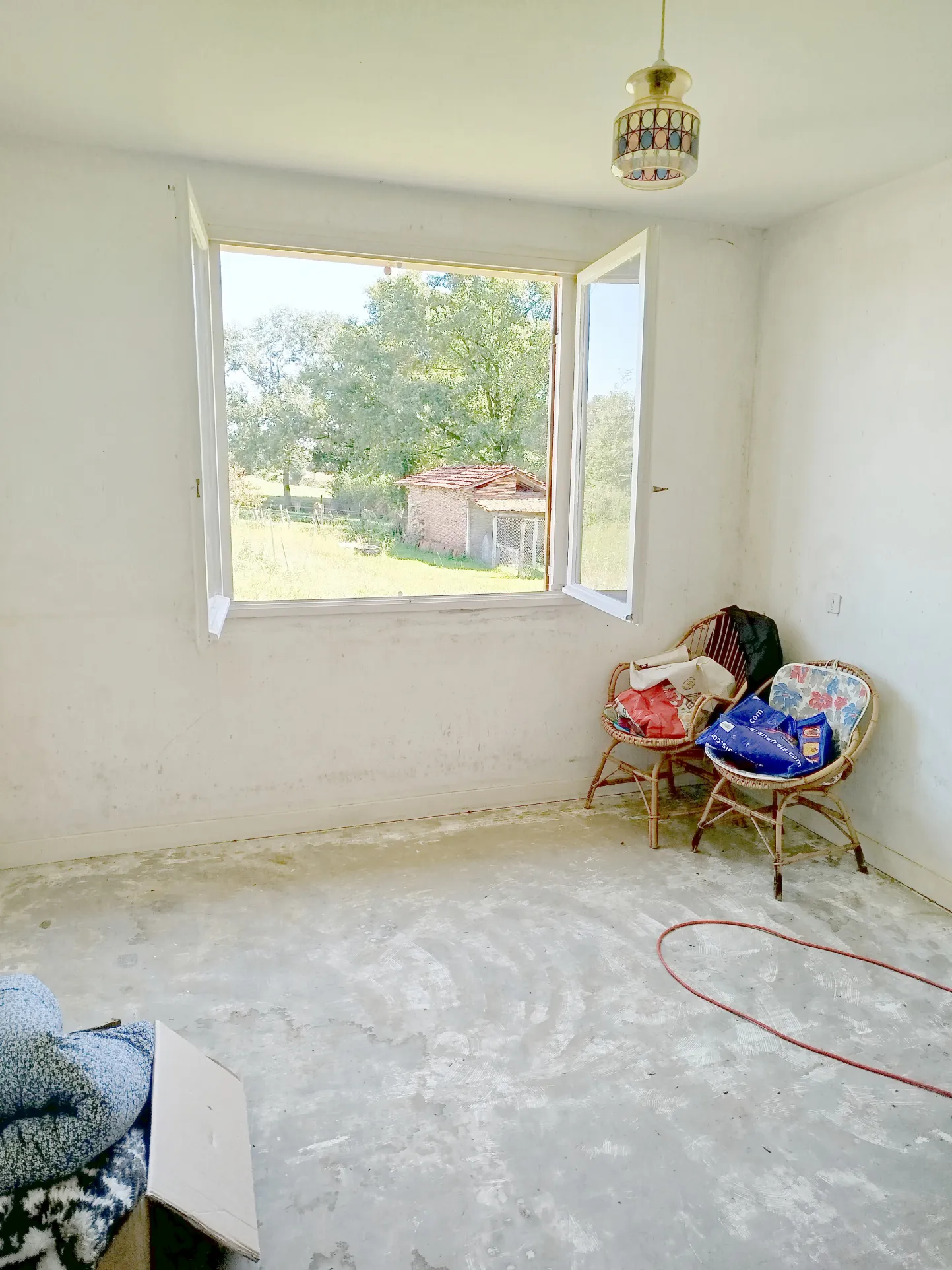 Villa de 106 m² en plain-pied avec dépendances à Saint Trivier de Courtes 