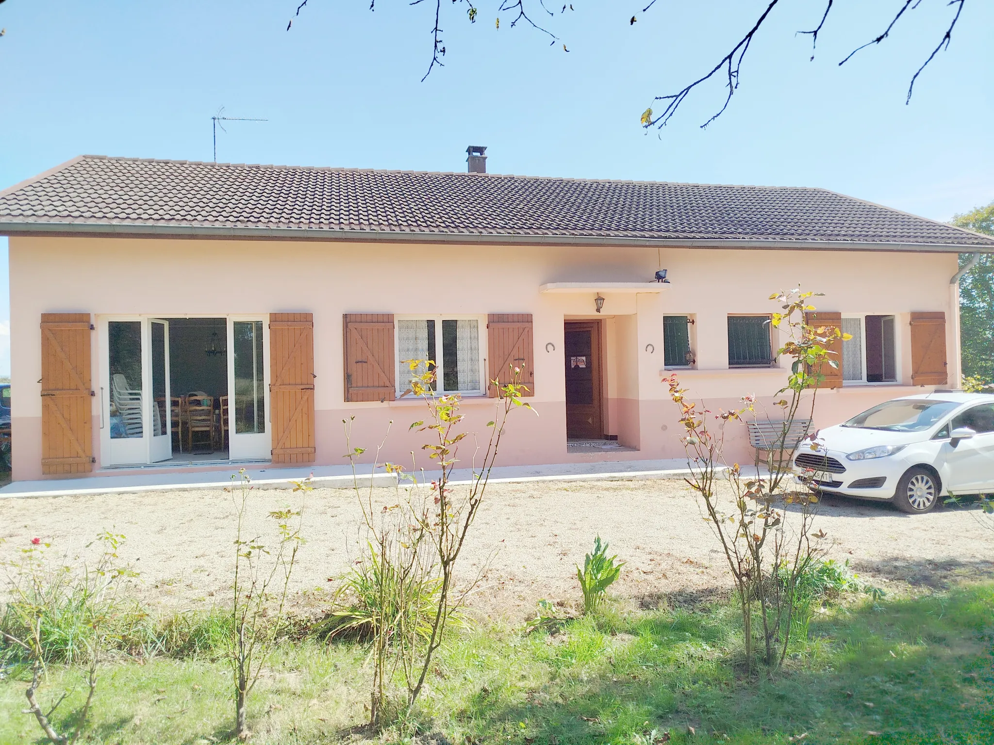 Villa de 106 m² en plain-pied avec dépendances à Saint Trivier de Courtes