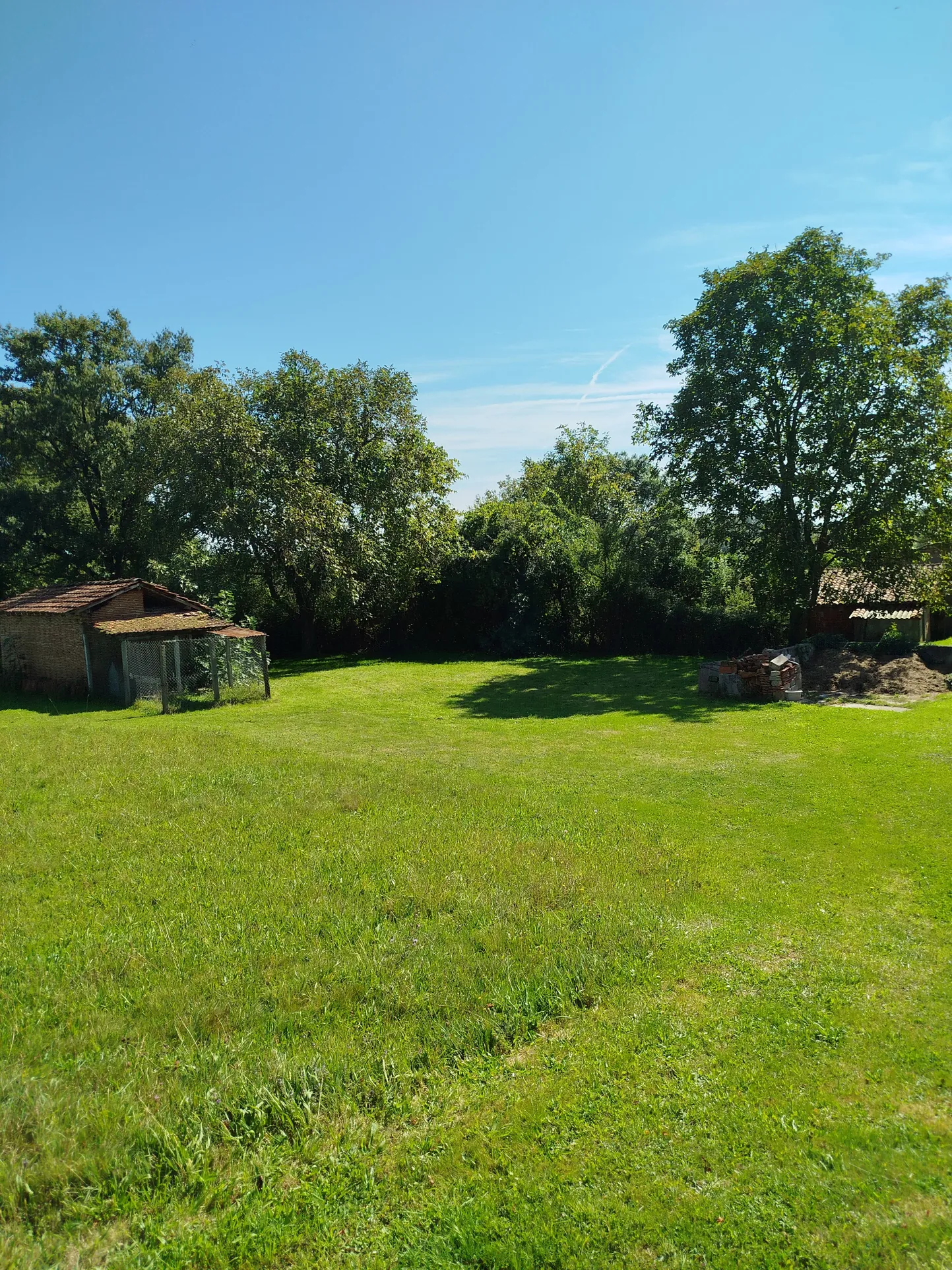 Villa de 106 m² en plain-pied avec dépendances à Saint Trivier de Courtes 