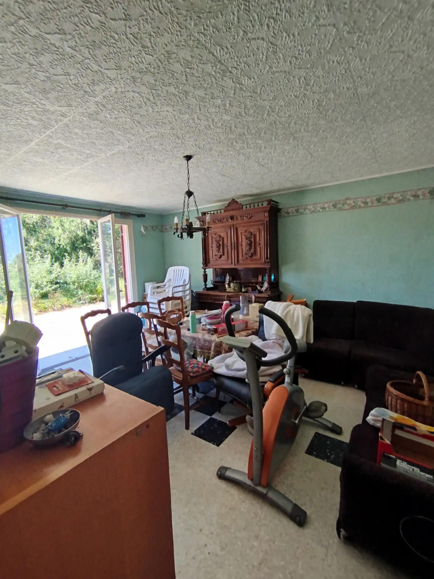 Villa de 106 m² en plain-pied avec dépendances à Saint Trivier de Courtes 