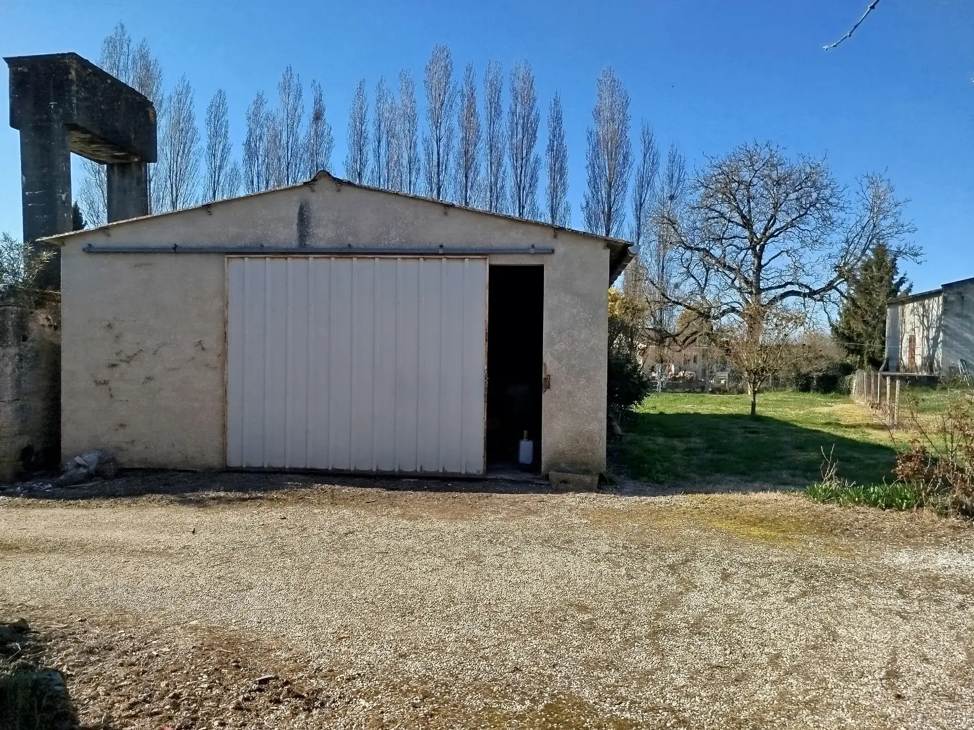 Maison de village de plain-pied avec jardin, dépendances et potentiel de rénovation à Soussac 