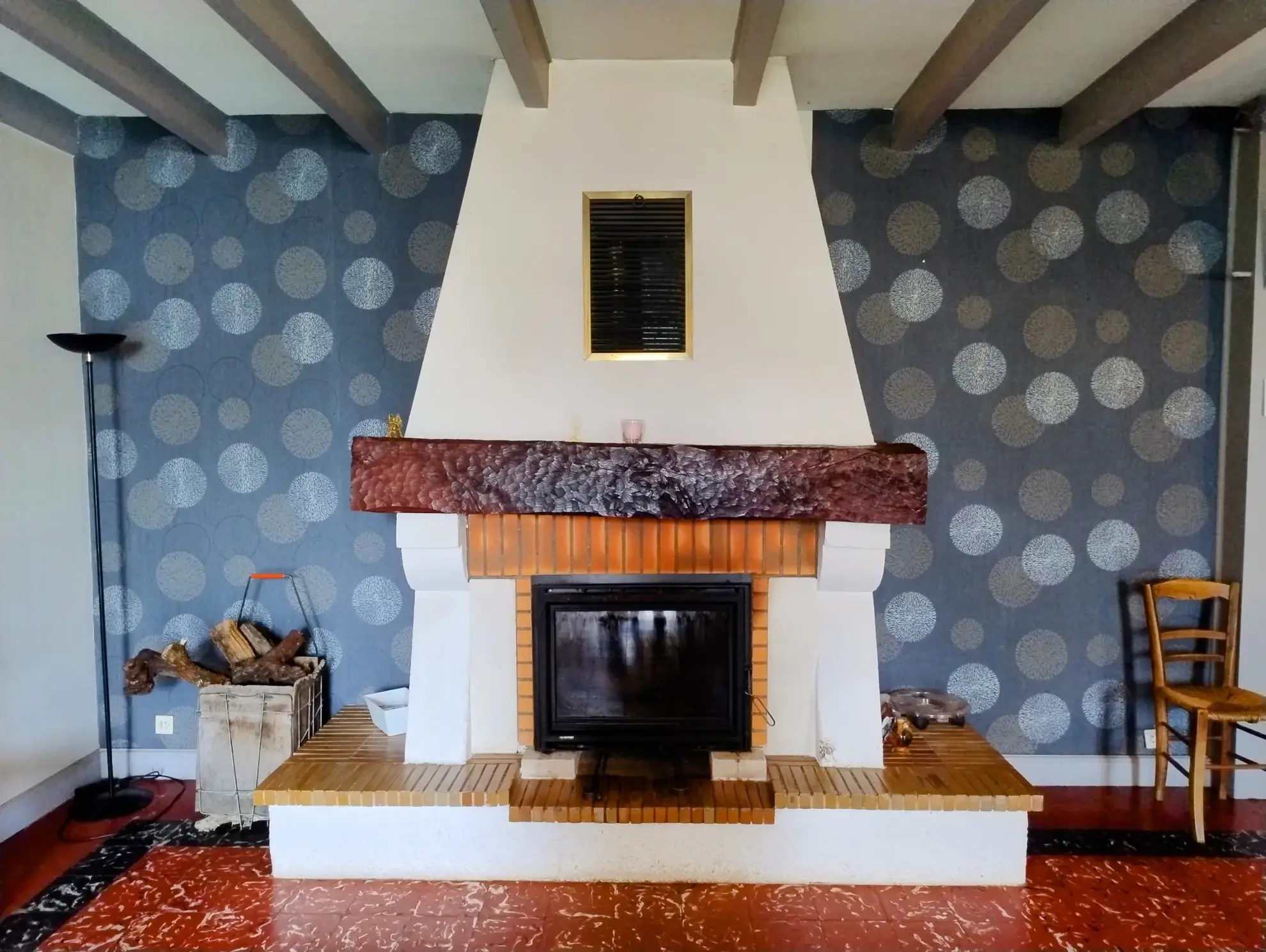 Maison de village de plain-pied avec jardin, dépendances et potentiel de rénovation à Soussac 