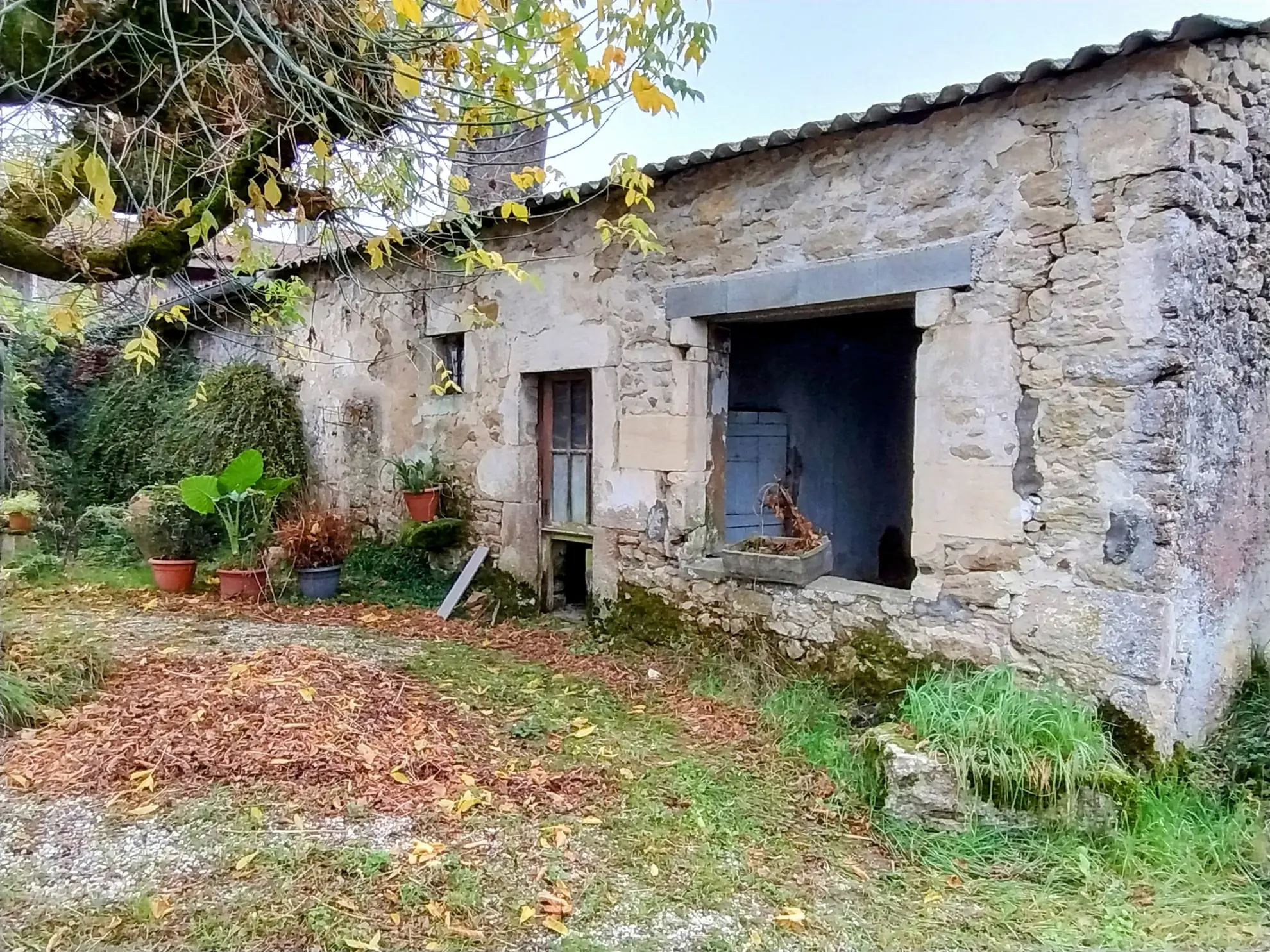 Maison de village de plain-pied avec jardin, dépendances et potentiel de rénovation à Soussac 