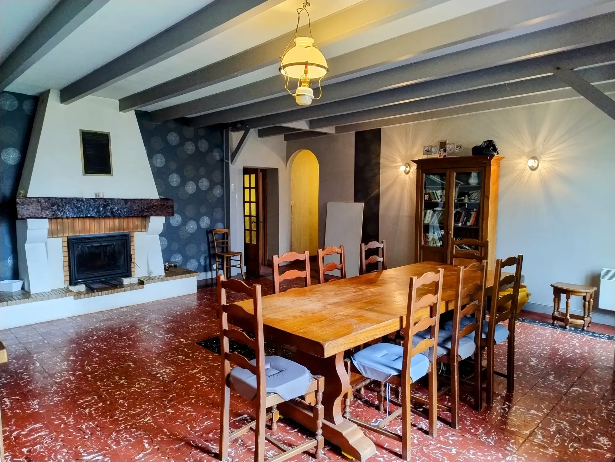 Maison de village de plain-pied avec jardin, dépendances et potentiel de rénovation à Soussac 