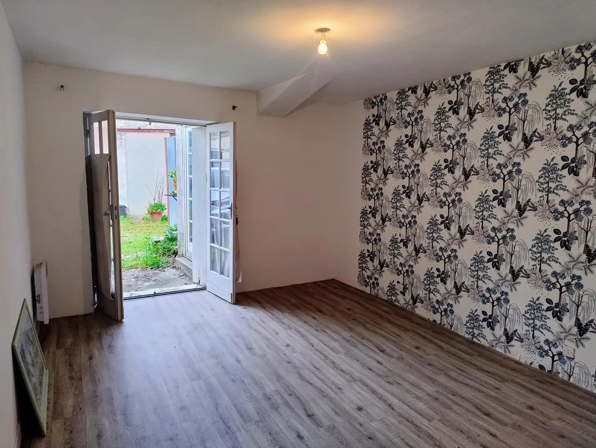 Maison de village de plain-pied avec jardin, dépendances et potentiel de rénovation à Soussac 