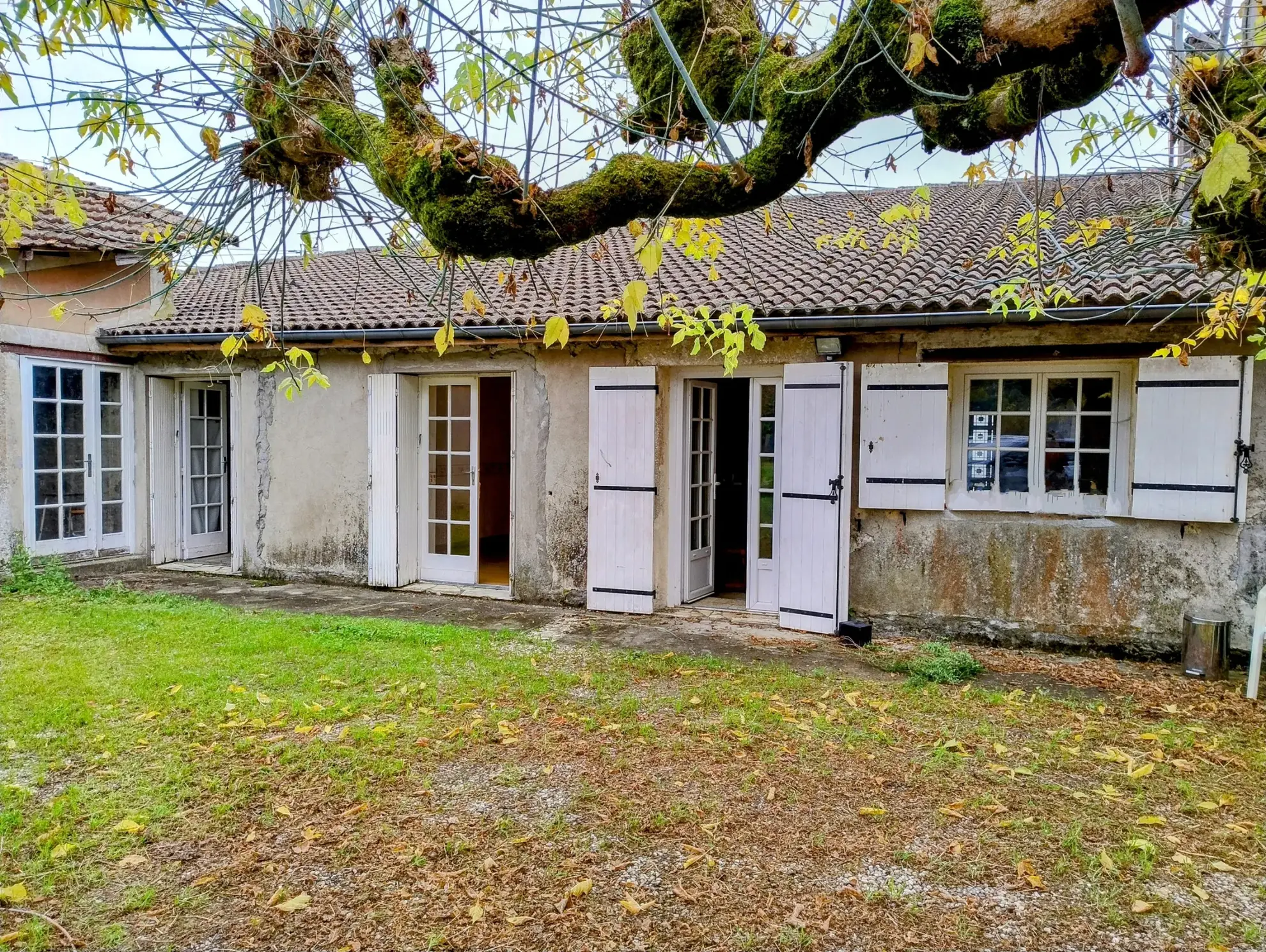 Maison de village de plain-pied avec jardin, dépendances et potentiel de rénovation à Soussac 