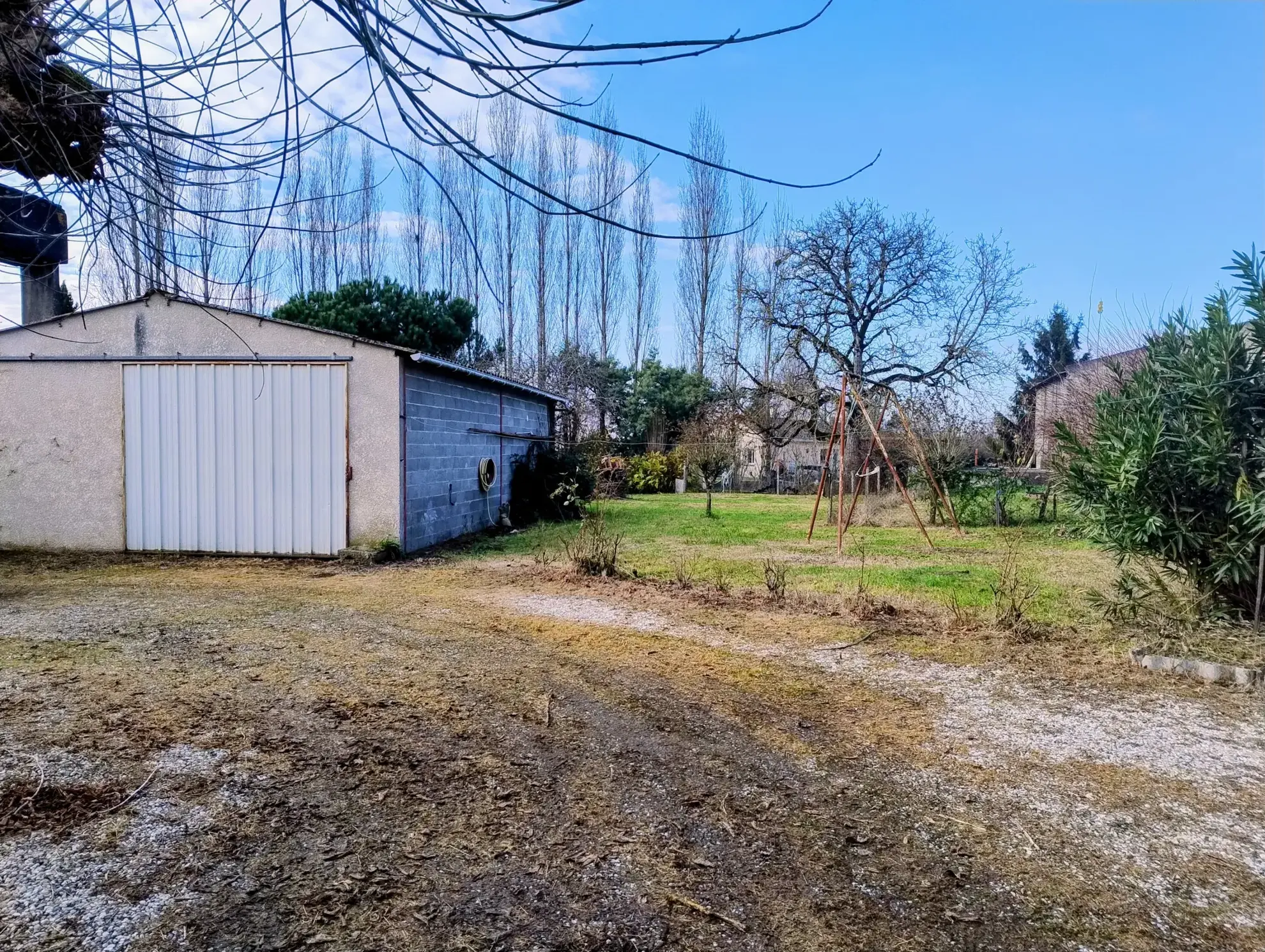 Maison de village de plain-pied avec jardin, dépendances et potentiel de rénovation à Soussac 
