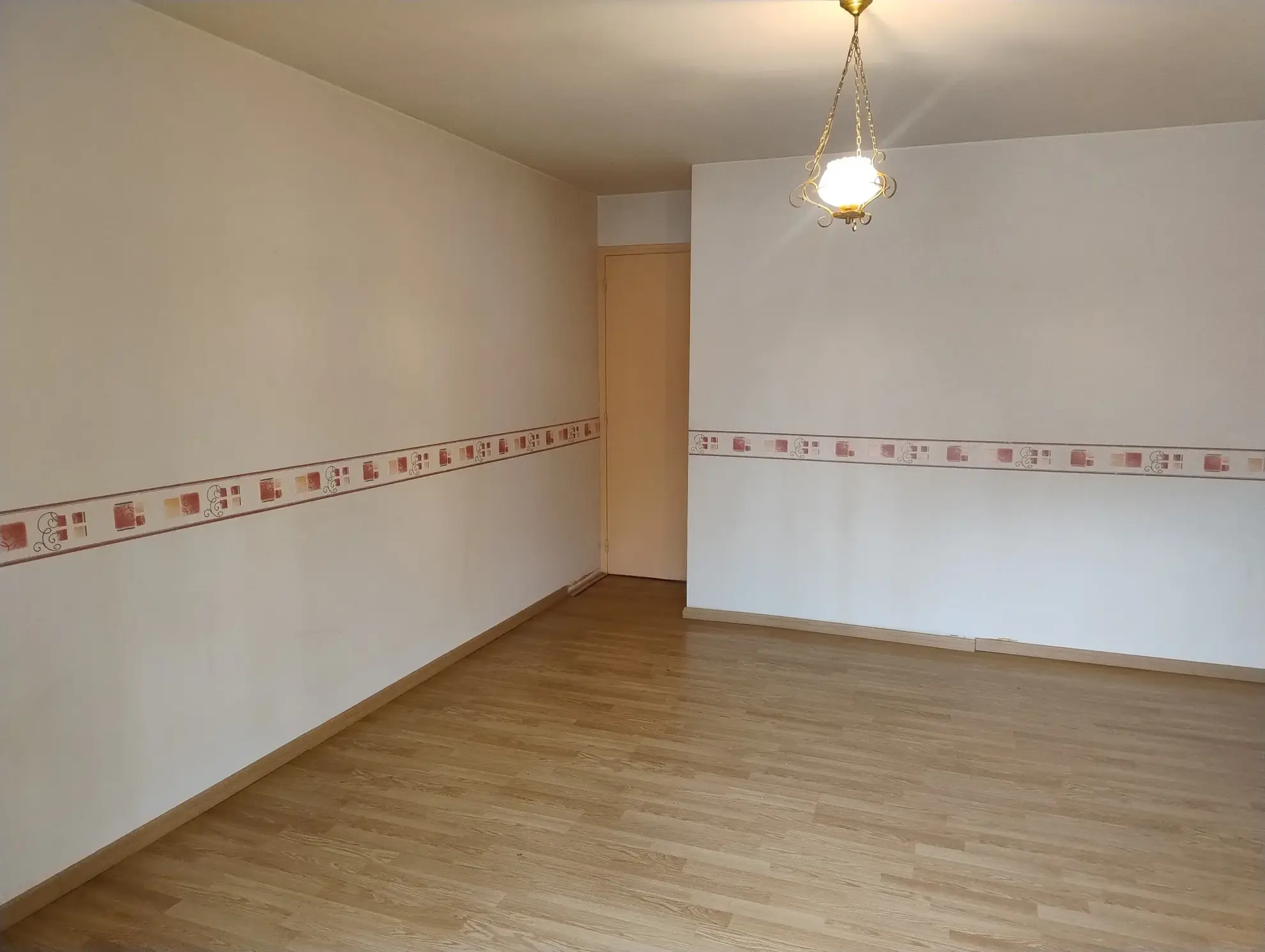 Maison de village de plain-pied avec jardin, dépendances et potentiel de rénovation à Soussac 