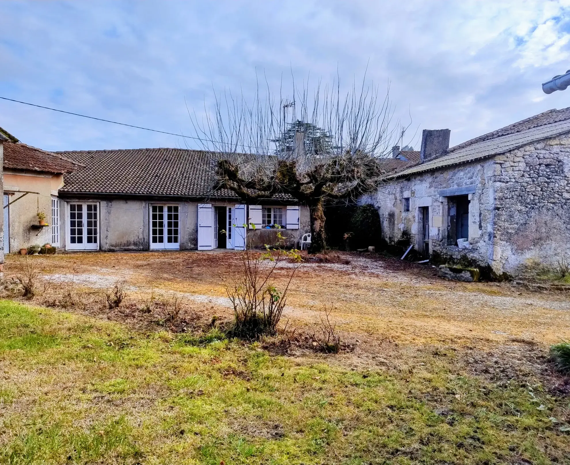 Maison de village de plain-pied avec jardin, dépendances et potentiel de rénovation à Soussac 