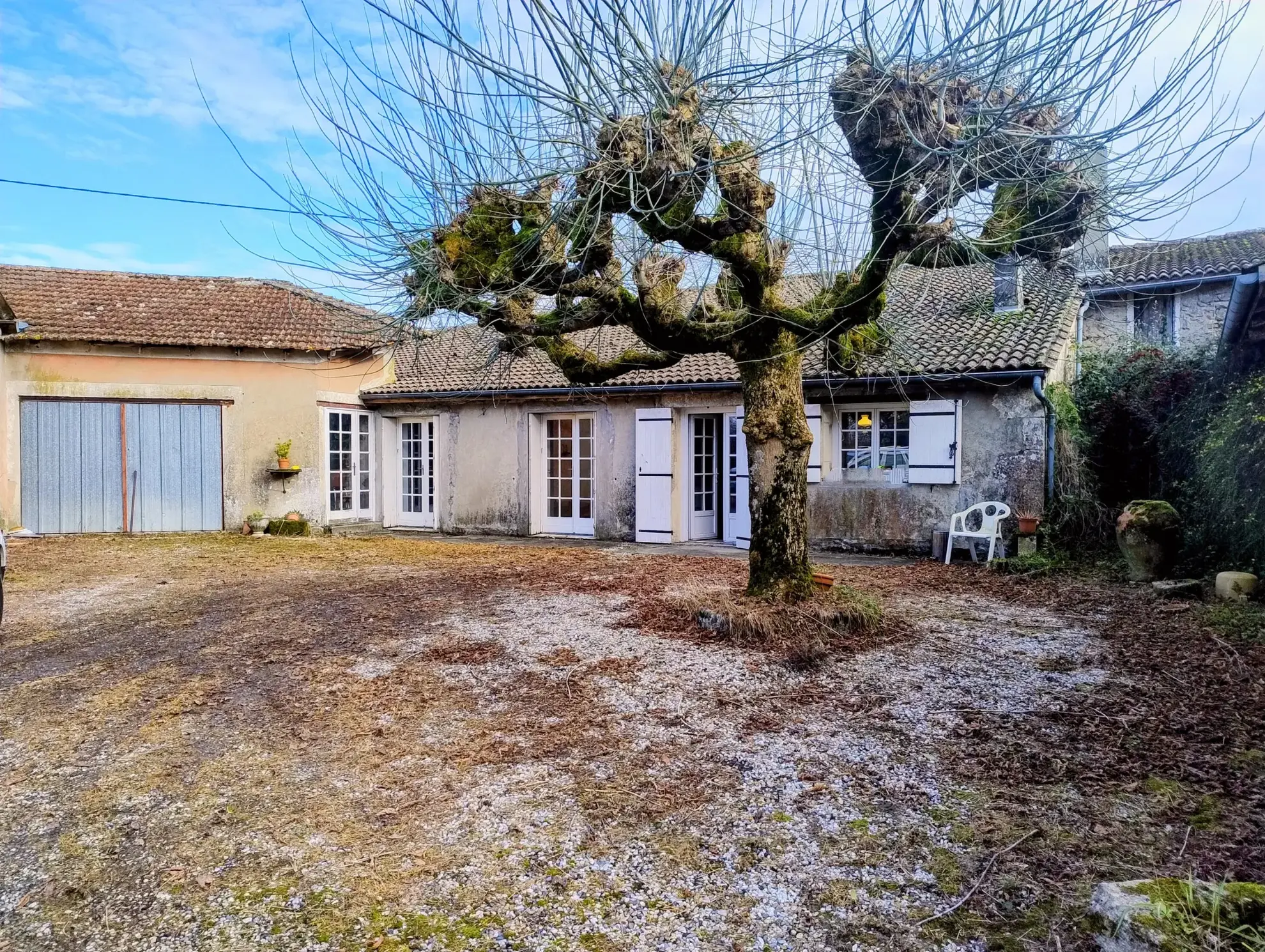 Maison de village de plain-pied avec jardin, dépendances et potentiel de rénovation à Soussac