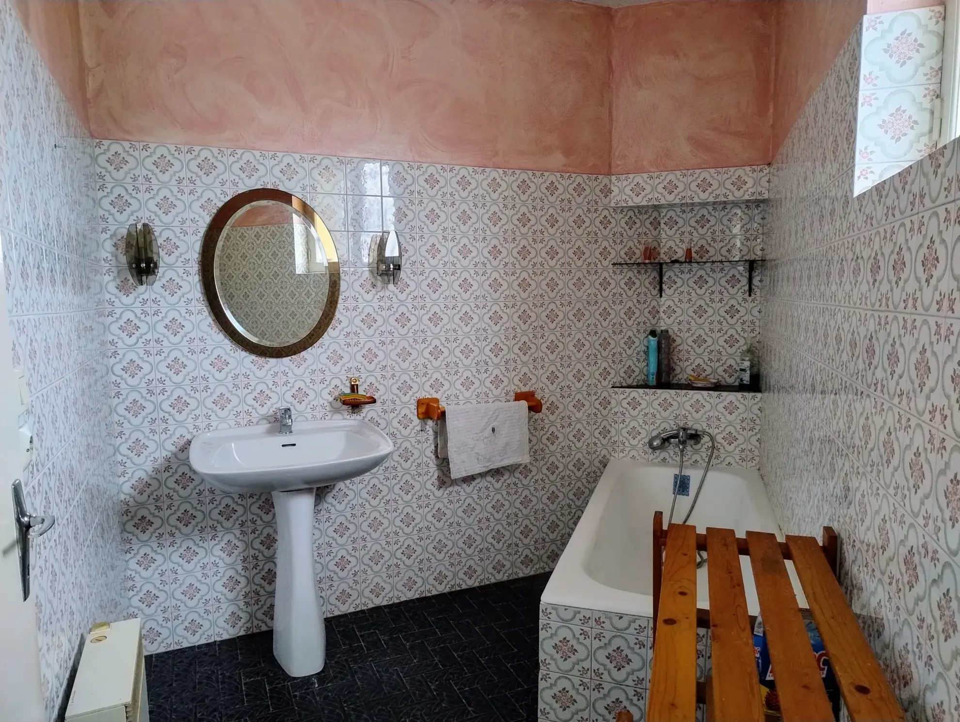 Maison de village de plain-pied avec jardin, dépendances et potentiel de rénovation à Soussac 