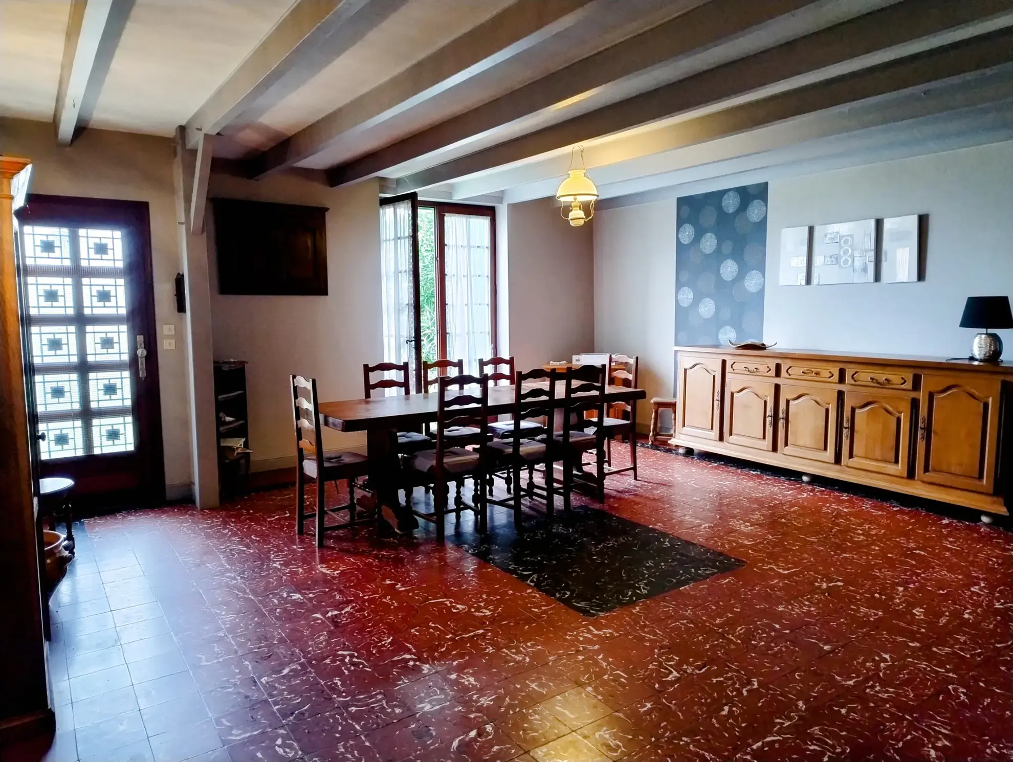 Maison de village de plain-pied avec jardin, dépendances et potentiel de rénovation à Soussac 