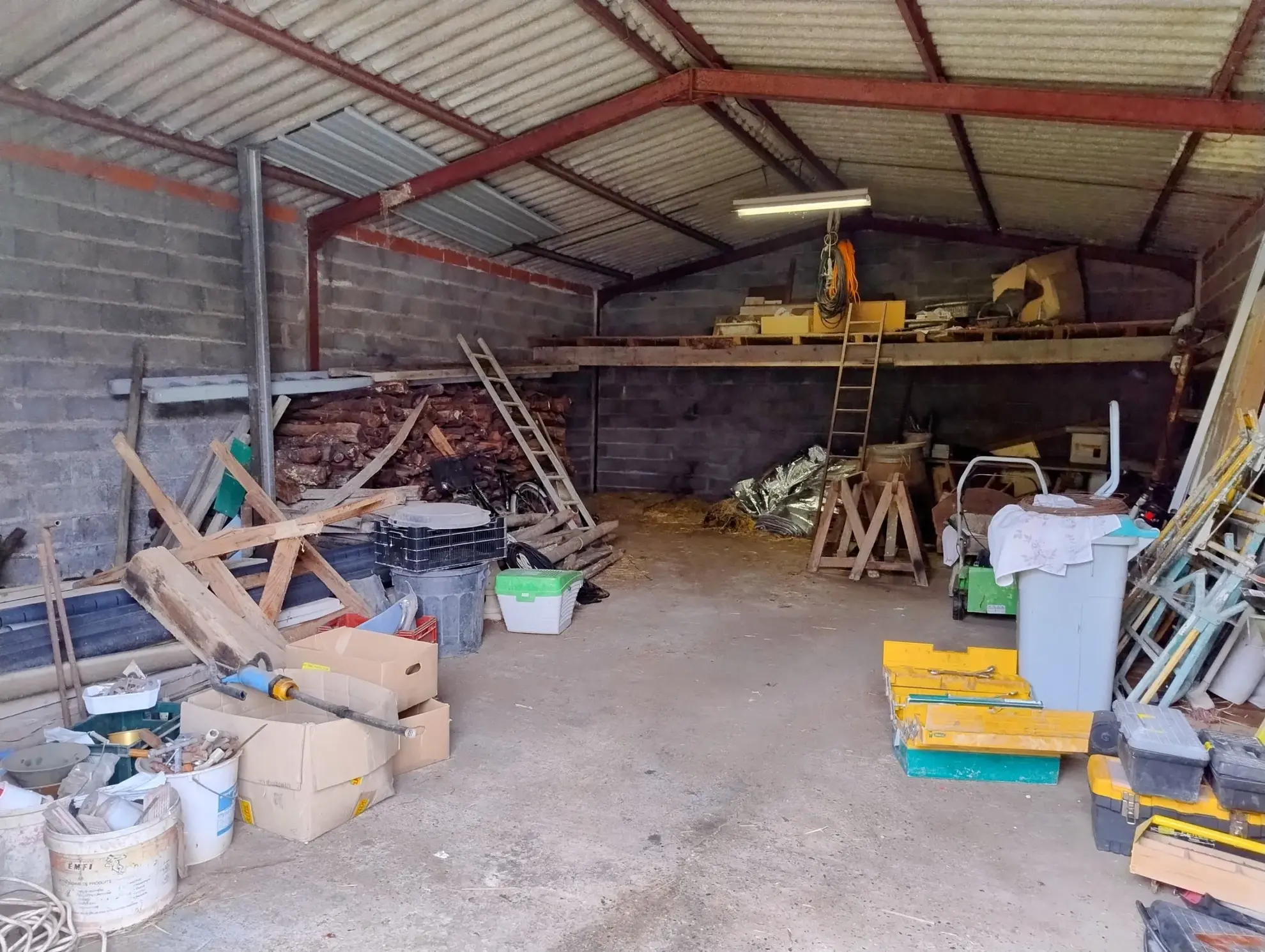 Maison de village de plain-pied avec jardin, dépendances et potentiel de rénovation à Soussac 