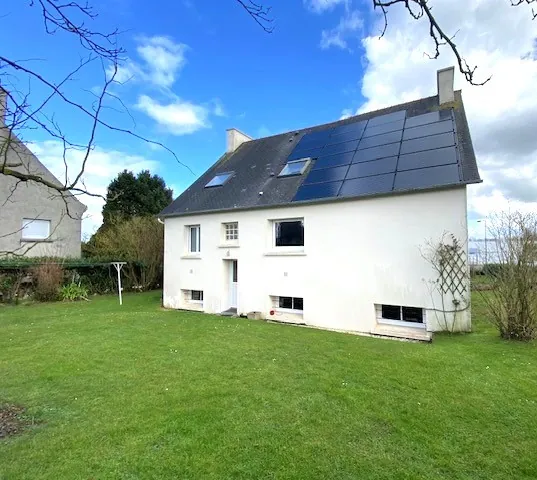 Maison familiale rénovée à Bourg Blanc avec grand terrain et panneaux solaires 