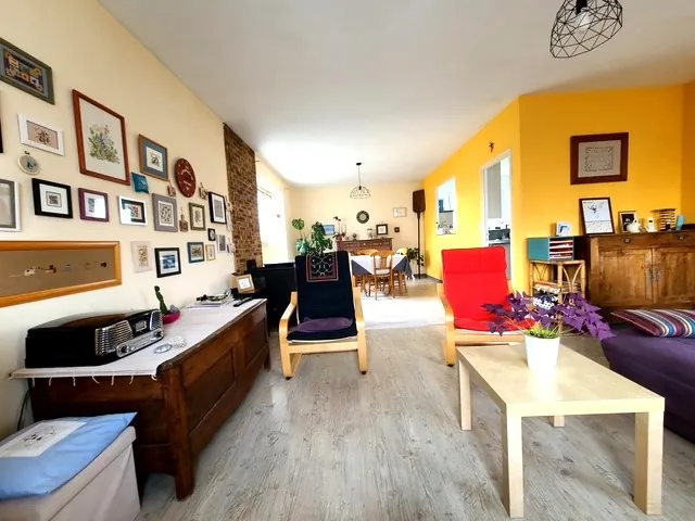 Maison familiale rénovée à Bourg Blanc avec grand terrain et panneaux solaires 