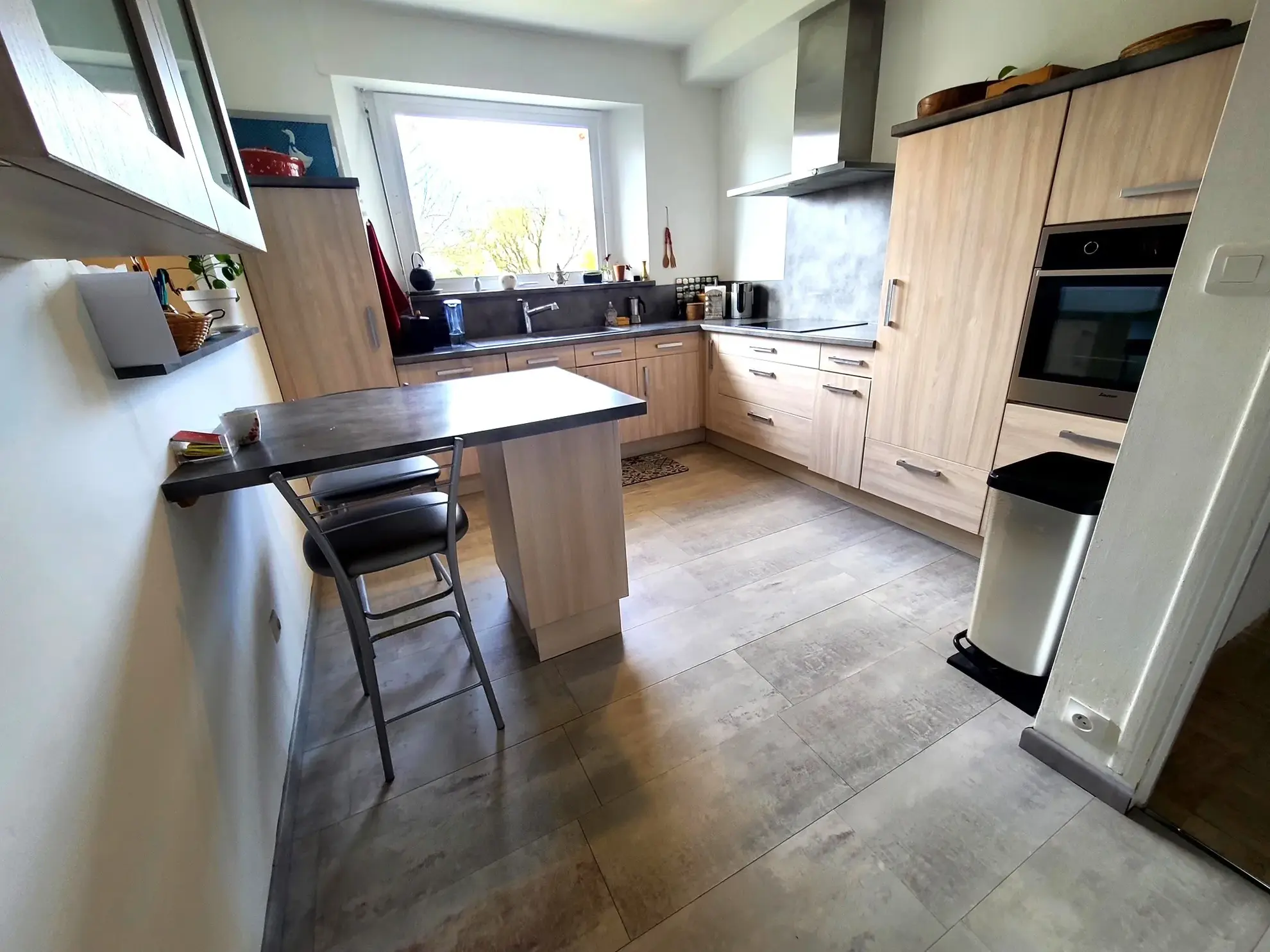 Maison familiale rénovée à Bourg Blanc avec grand terrain et panneaux solaires 