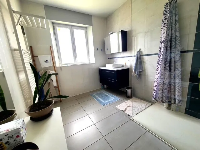 Maison familiale rénovée à Bourg Blanc avec grand terrain et panneaux solaires 