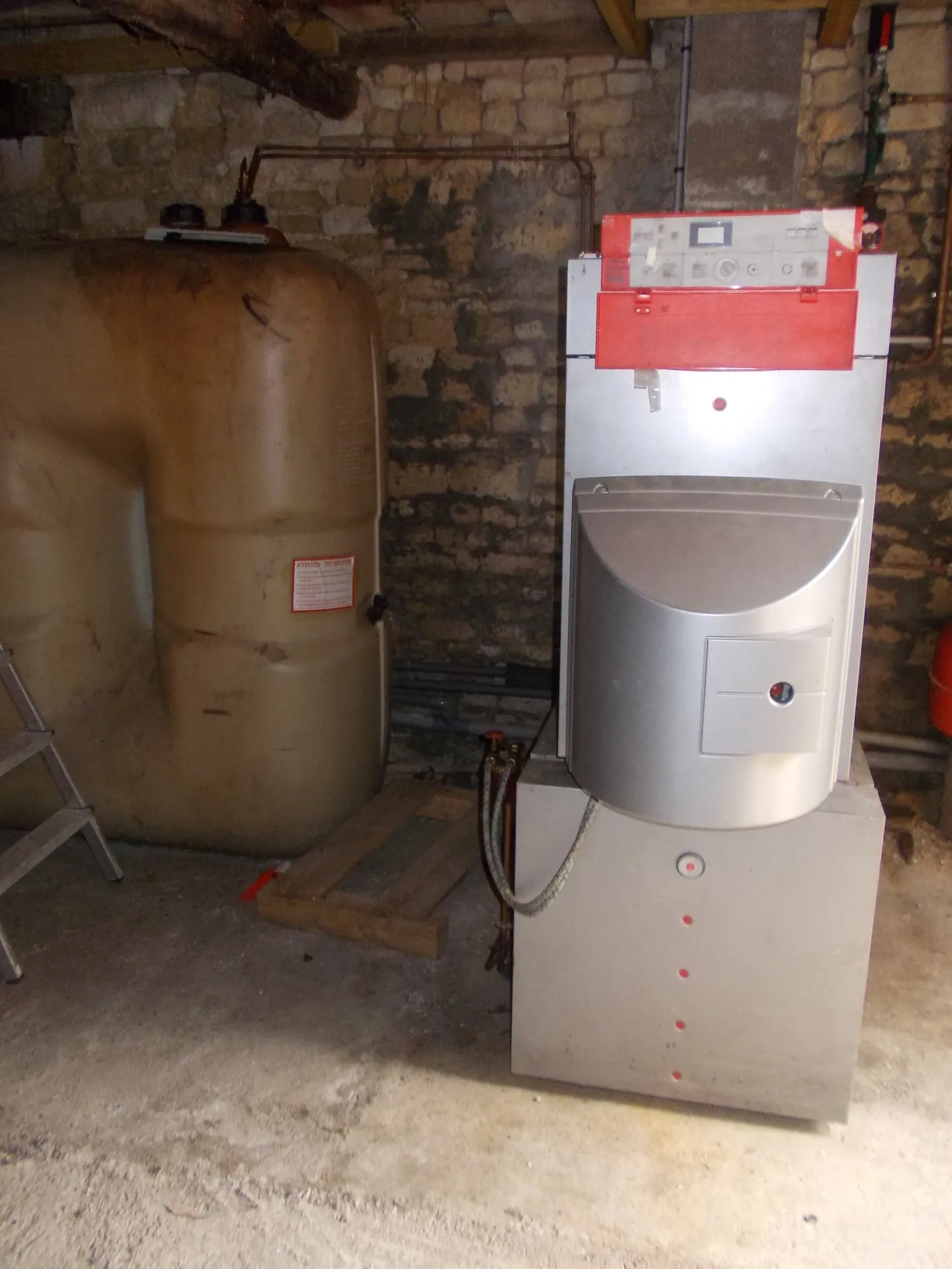 Maison de village à rénover avec dépendances et grand terrain à Aumagne 17770 