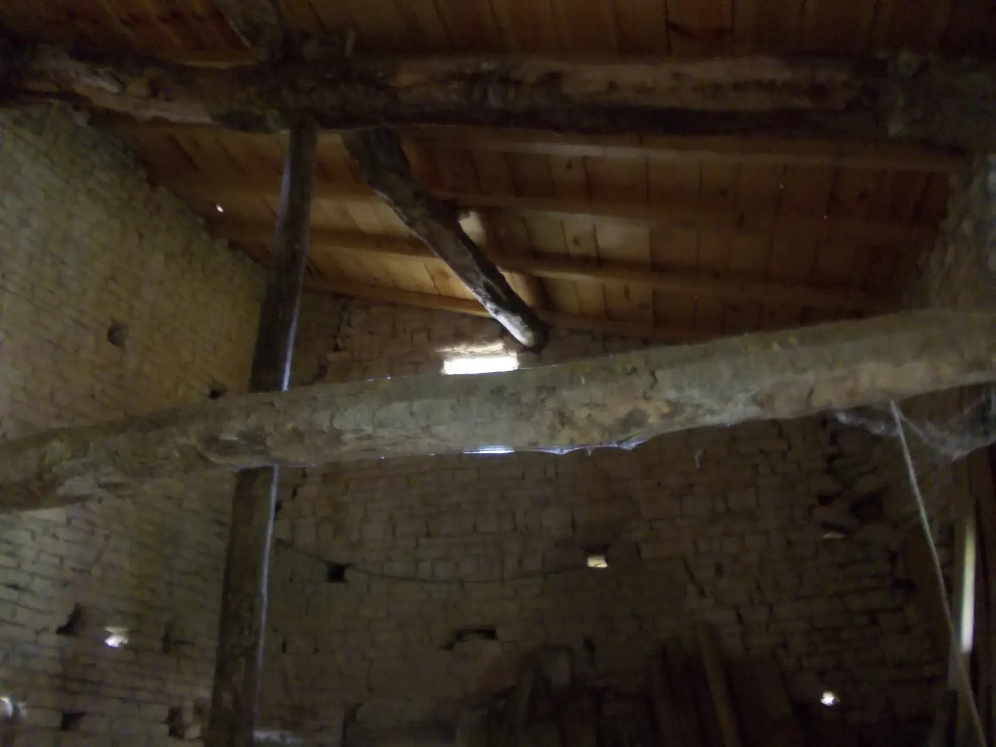 Maison de village à rénover avec dépendances et grand terrain à Aumagne 17770 