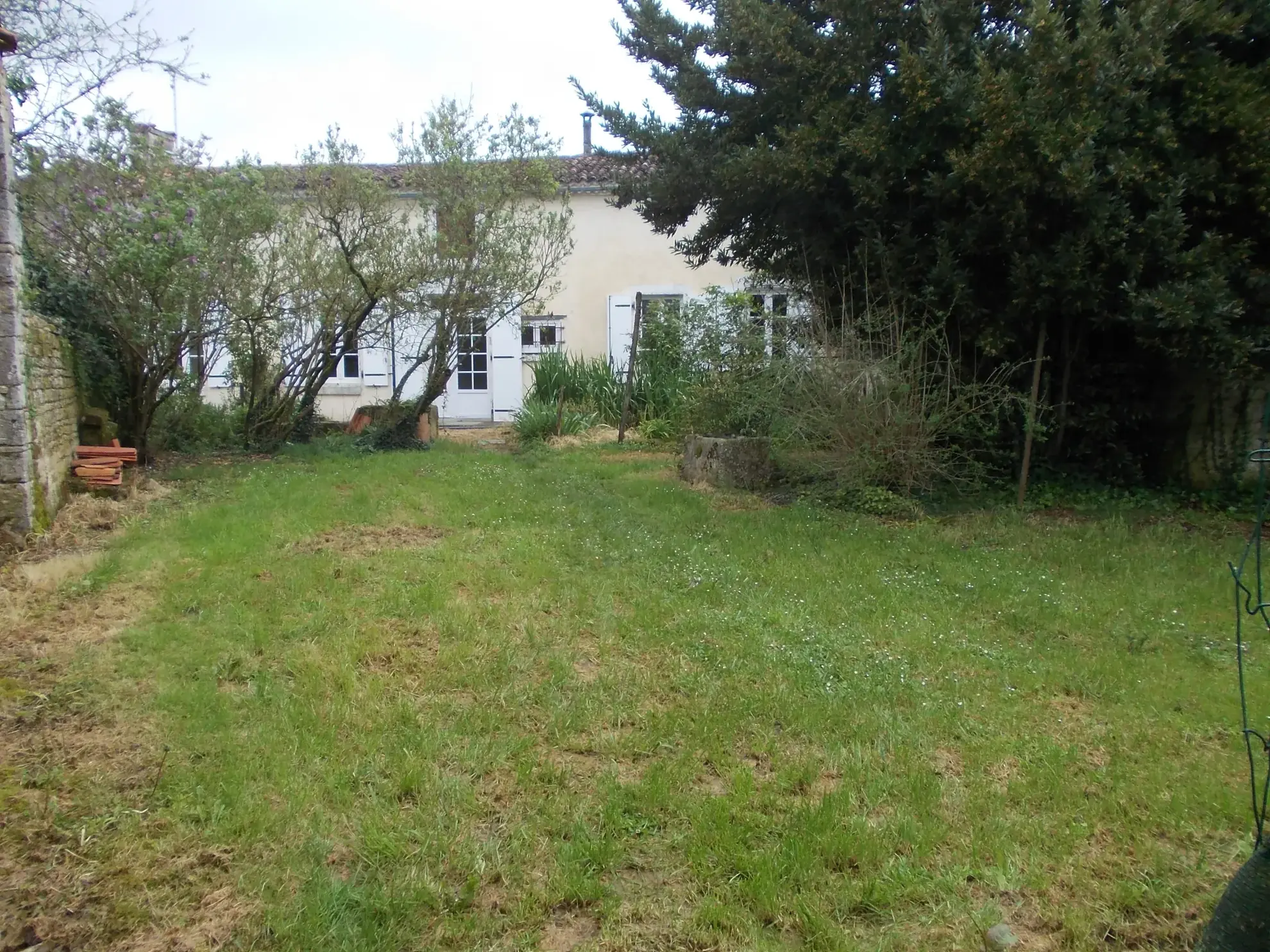 Maison de village à rénover avec dépendances et grand terrain à Aumagne 17770