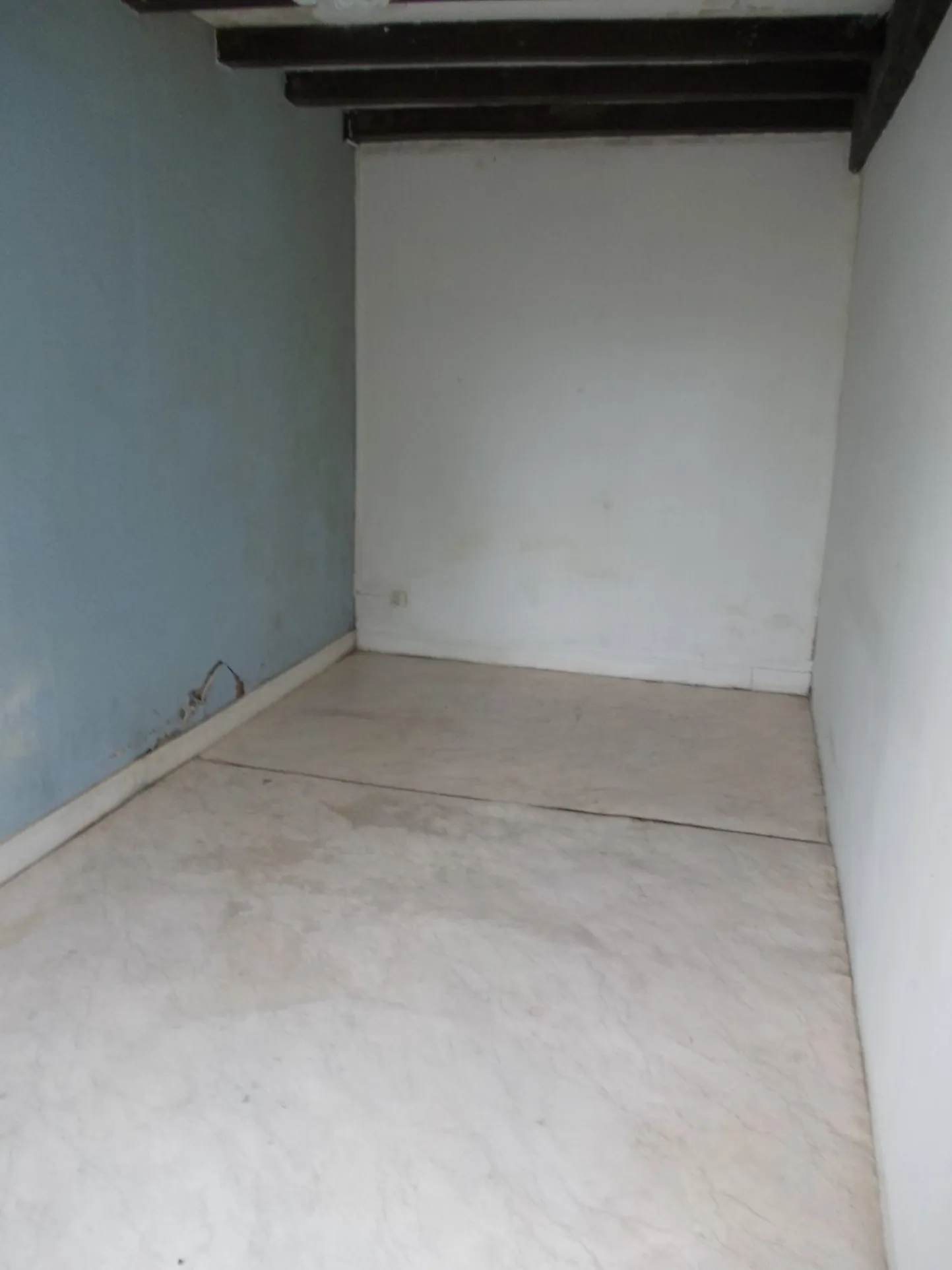 Maison de village à rénover avec dépendances et grand terrain à Aumagne 17770 