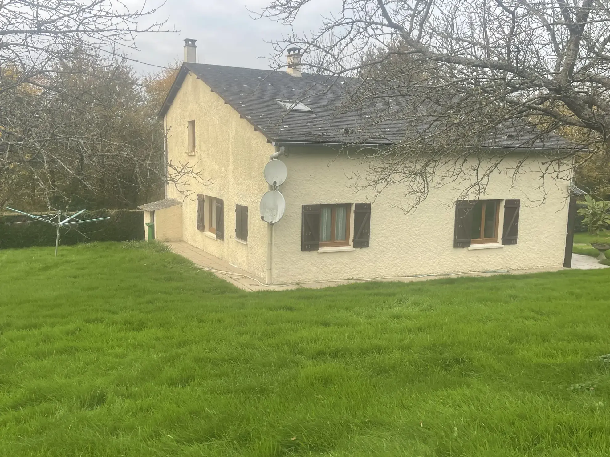 Maison agréable de 170 m² avec terrain, dépendances et vie de plain-pied à Camembert 