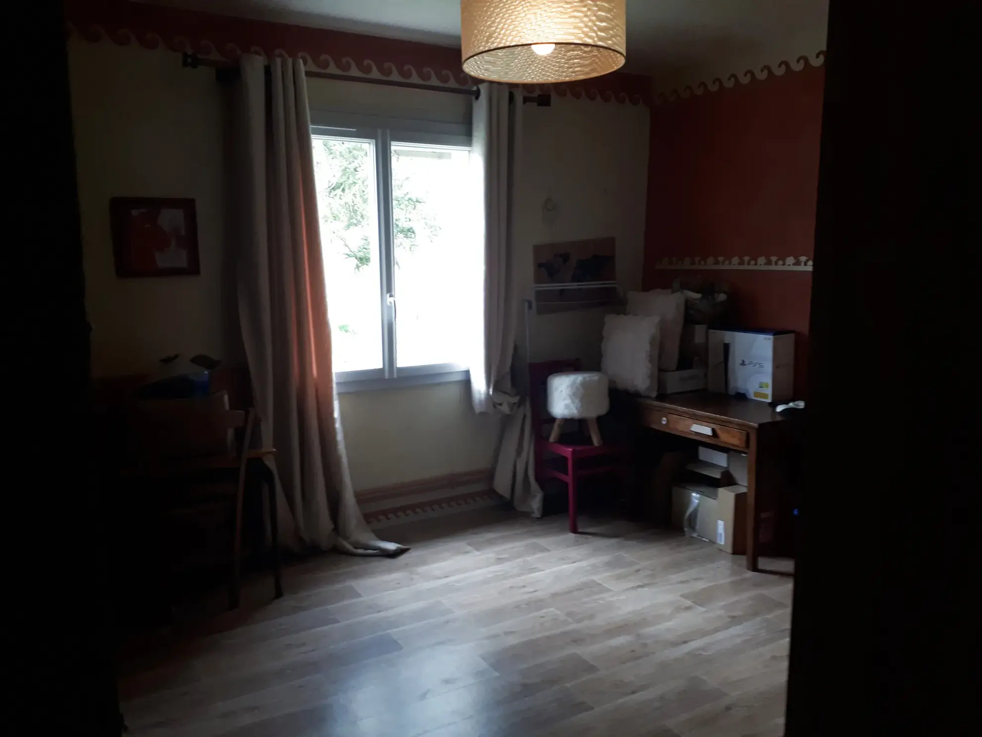 Belle propriété avec étang, jardin arboré et dépendances à Les Ormes 