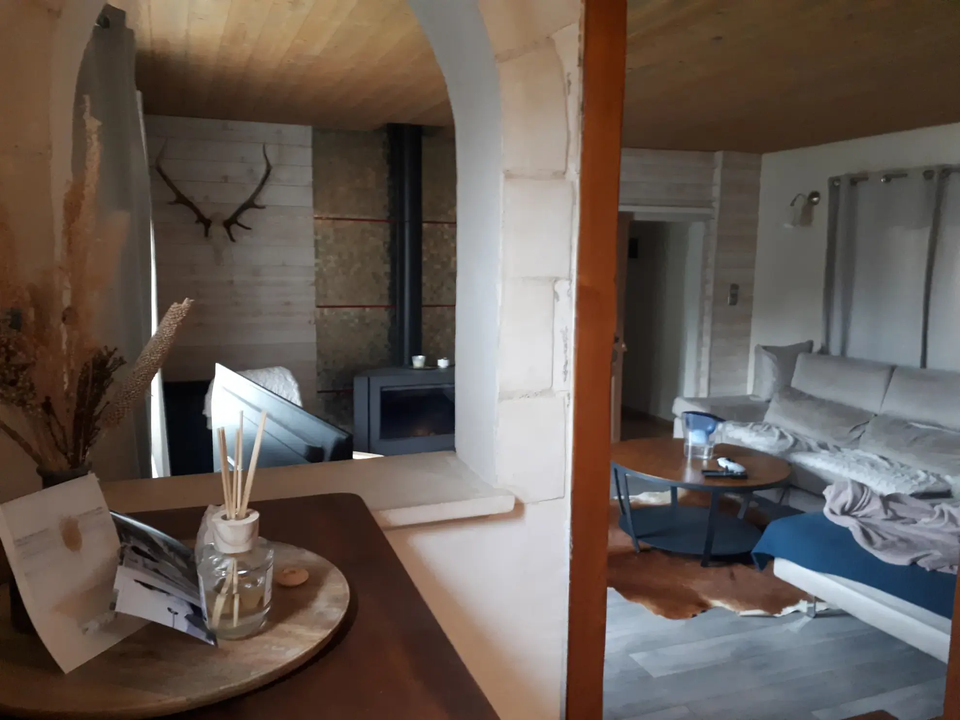 Belle propriété avec étang, jardin arboré et dépendances à Les Ormes 