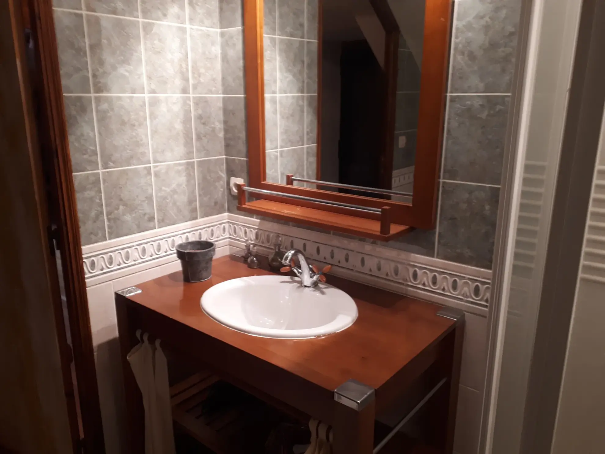 Belle propriété avec étang, jardin arboré et dépendances à Les Ormes 