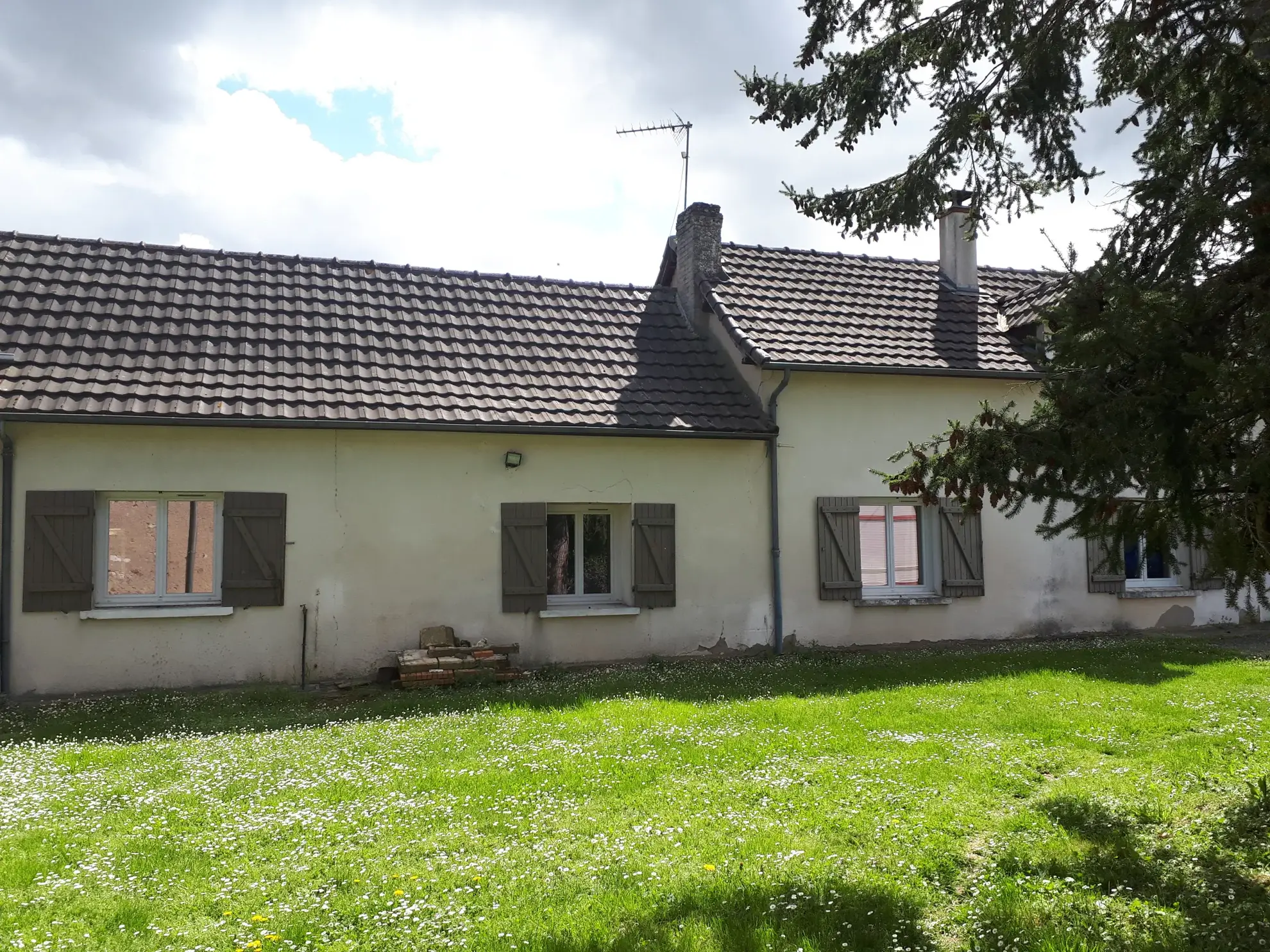 Belle propriété avec étang, jardin arboré et dépendances à Les Ormes