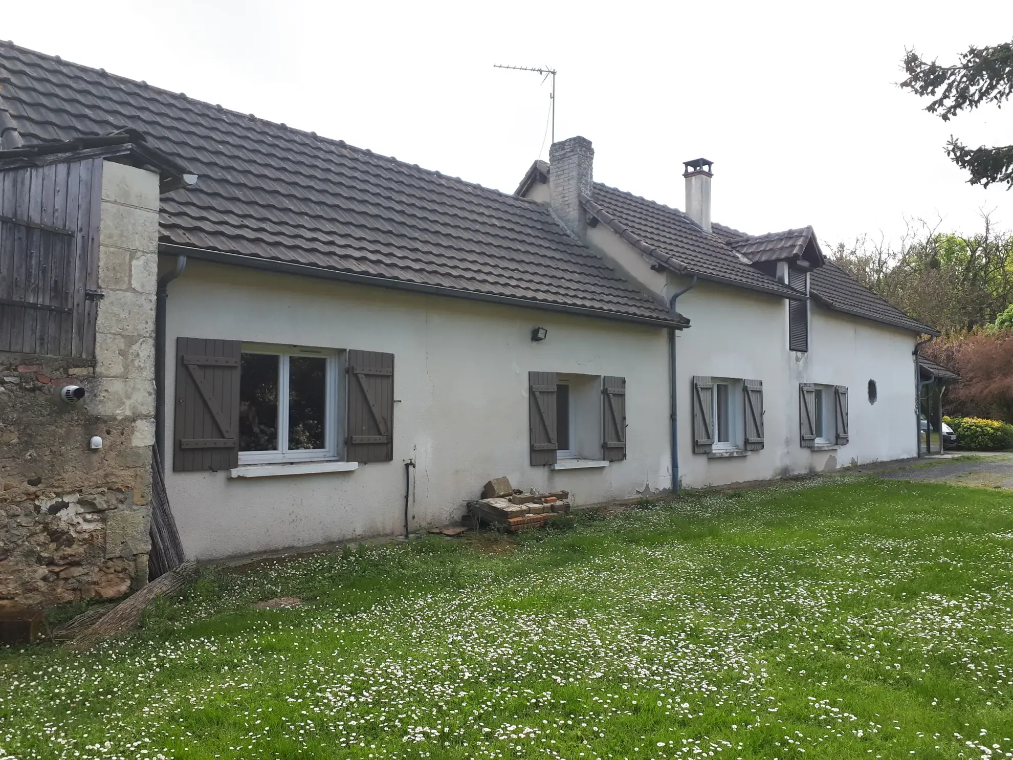 Belle propriété avec étang, jardin arboré et dépendances à Les Ormes 