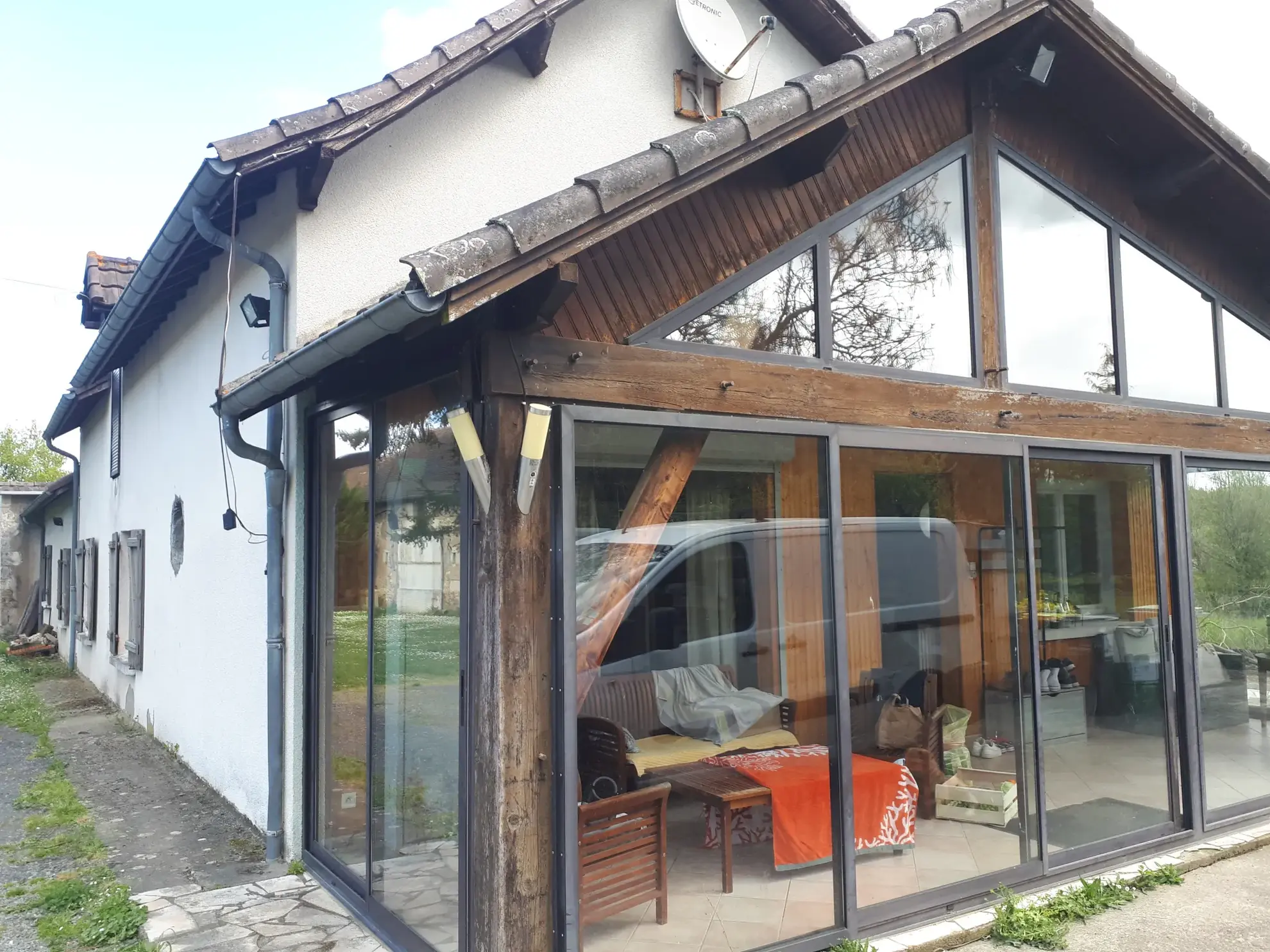 Belle propriété avec étang, jardin arboré et dépendances à Les Ormes 