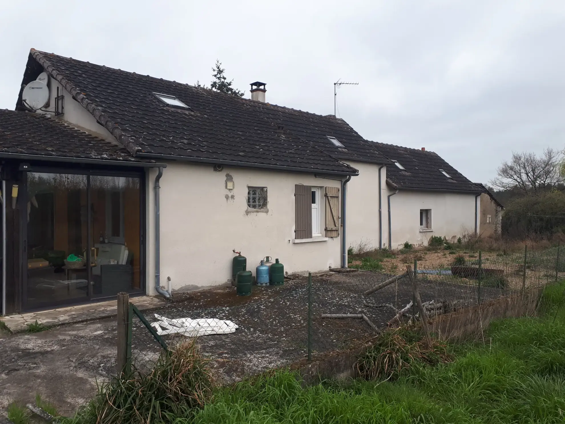 Belle propriété avec étang, jardin arboré et dépendances à Les Ormes 