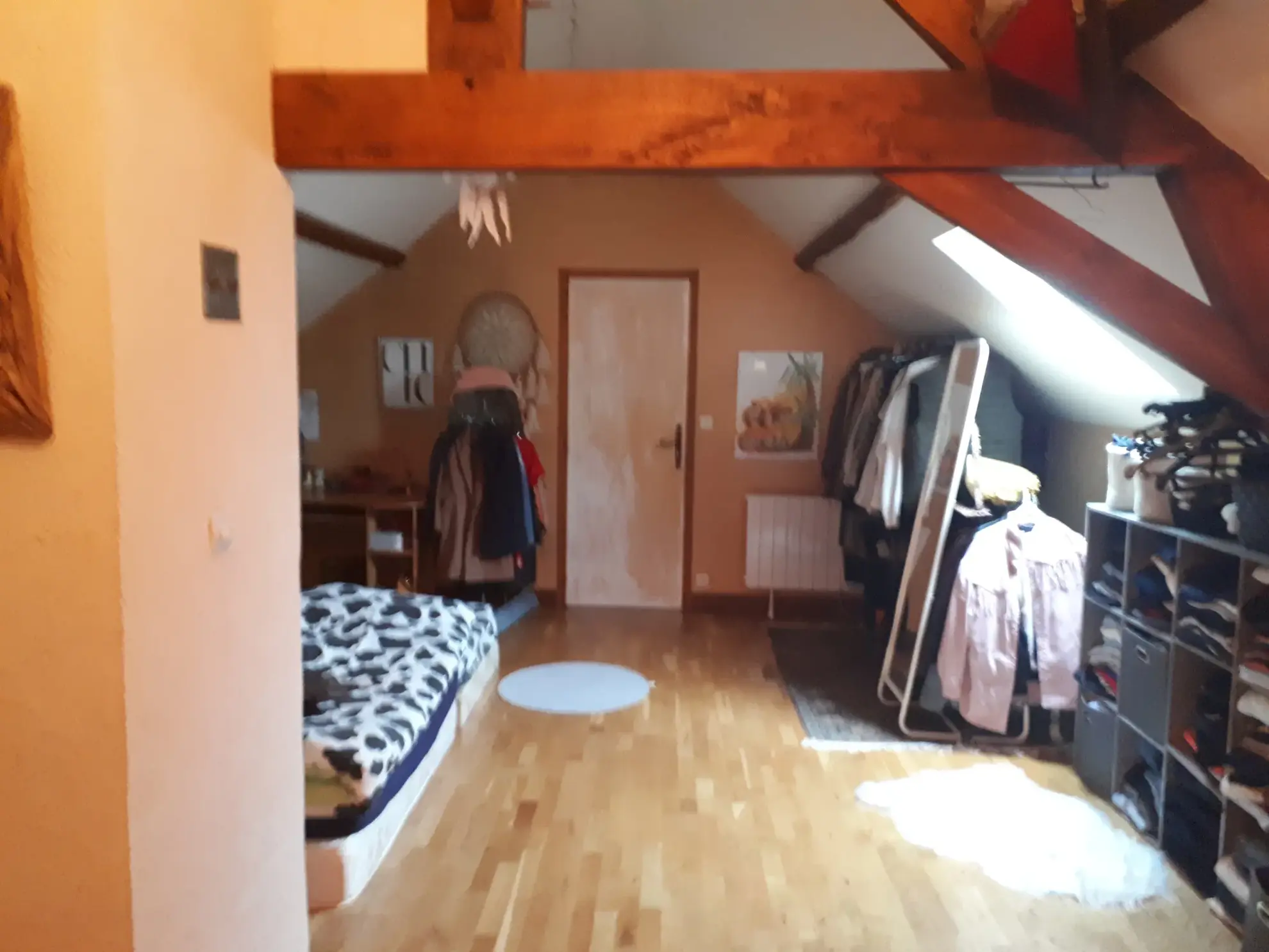 Belle propriété avec étang, jardin arboré et dépendances à Les Ormes 