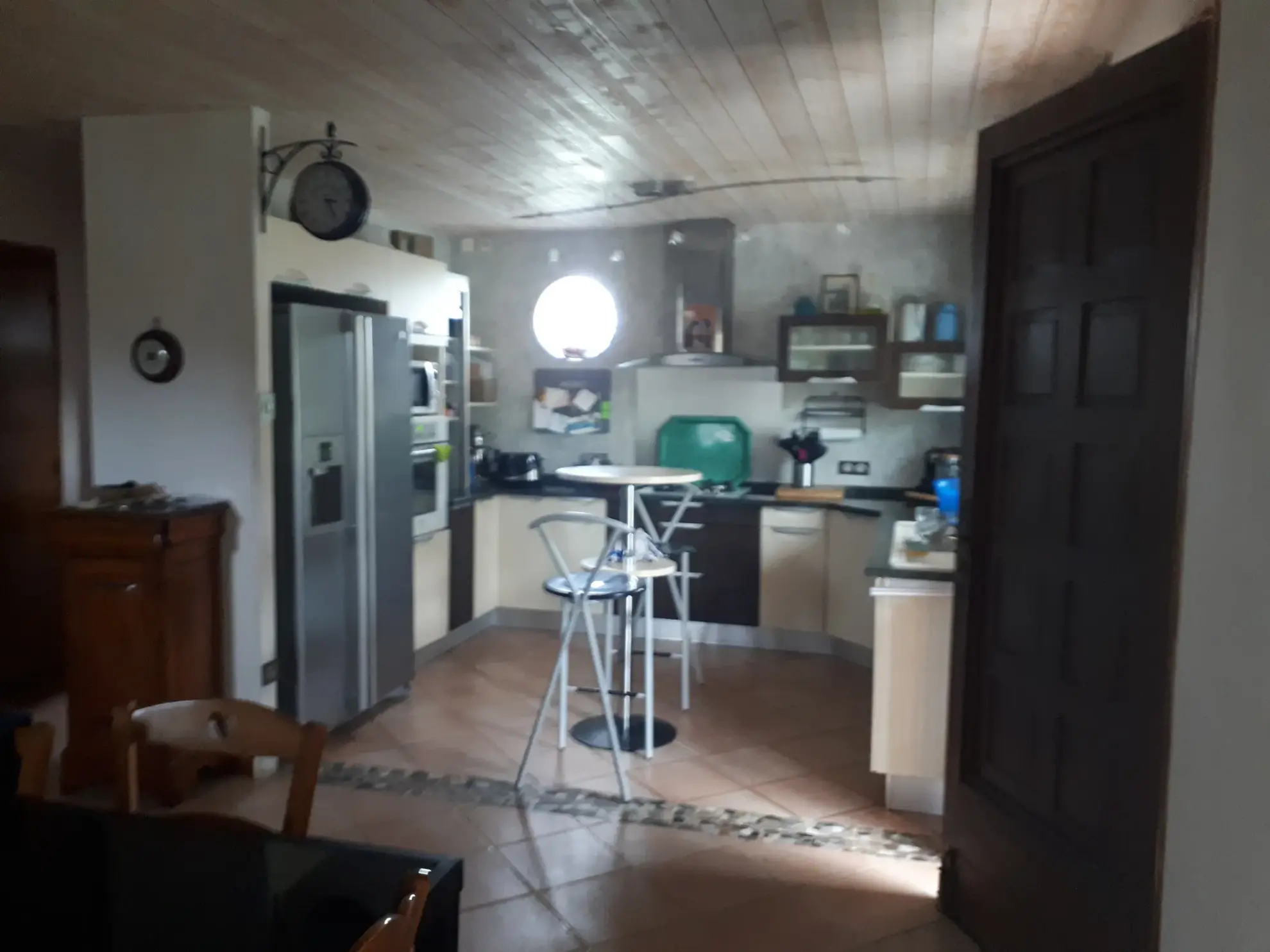 Belle propriété avec étang, jardin arboré et dépendances à Les Ormes 