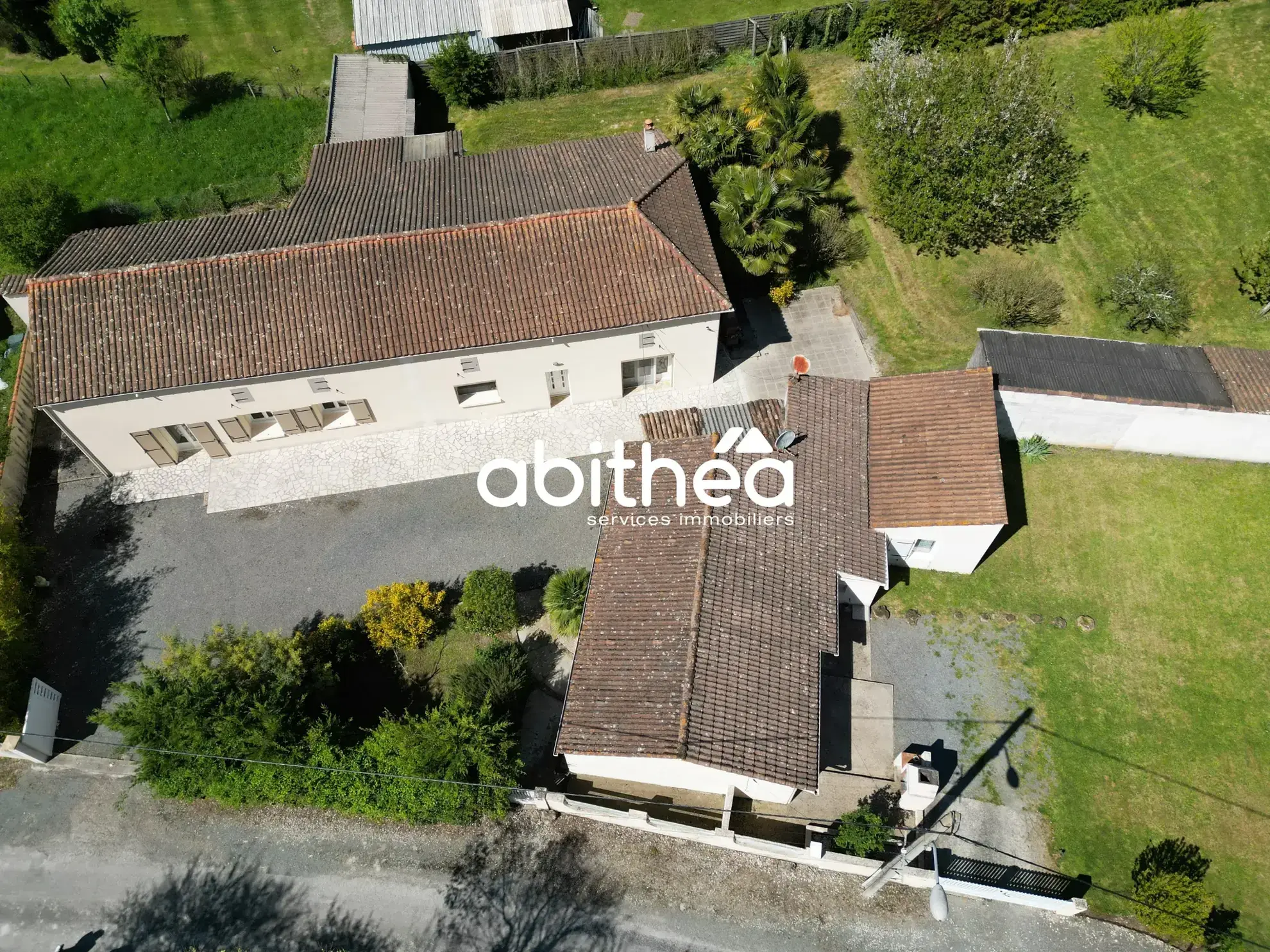 Ensemble immobilier de deux maisons à Soumoulins 17130, terrain clos, potentiel locatif et confort familial 