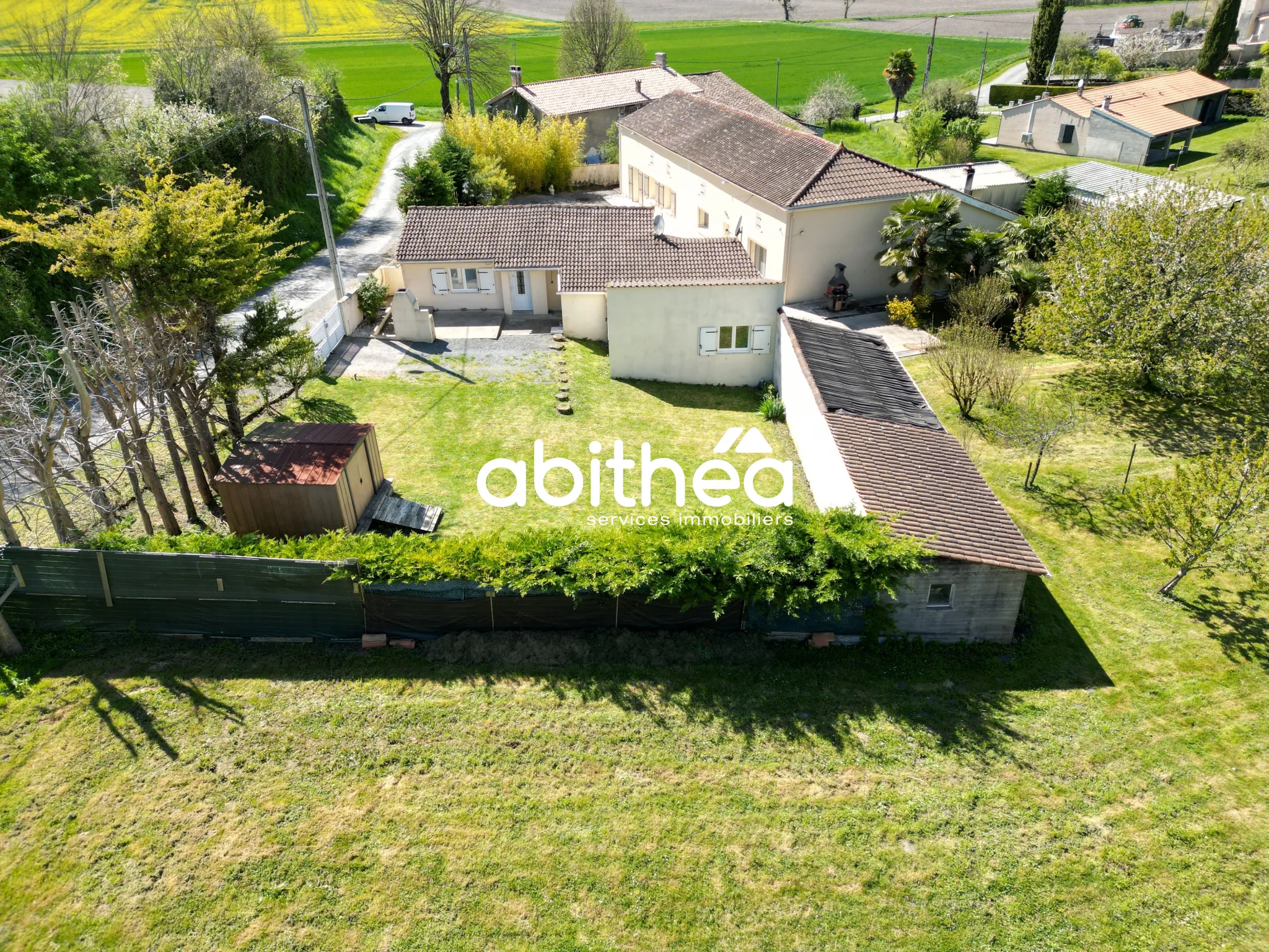 Ensemble immobilier de deux maisons à Soumoulins 17130, terrain clos, potentiel locatif et confort familial